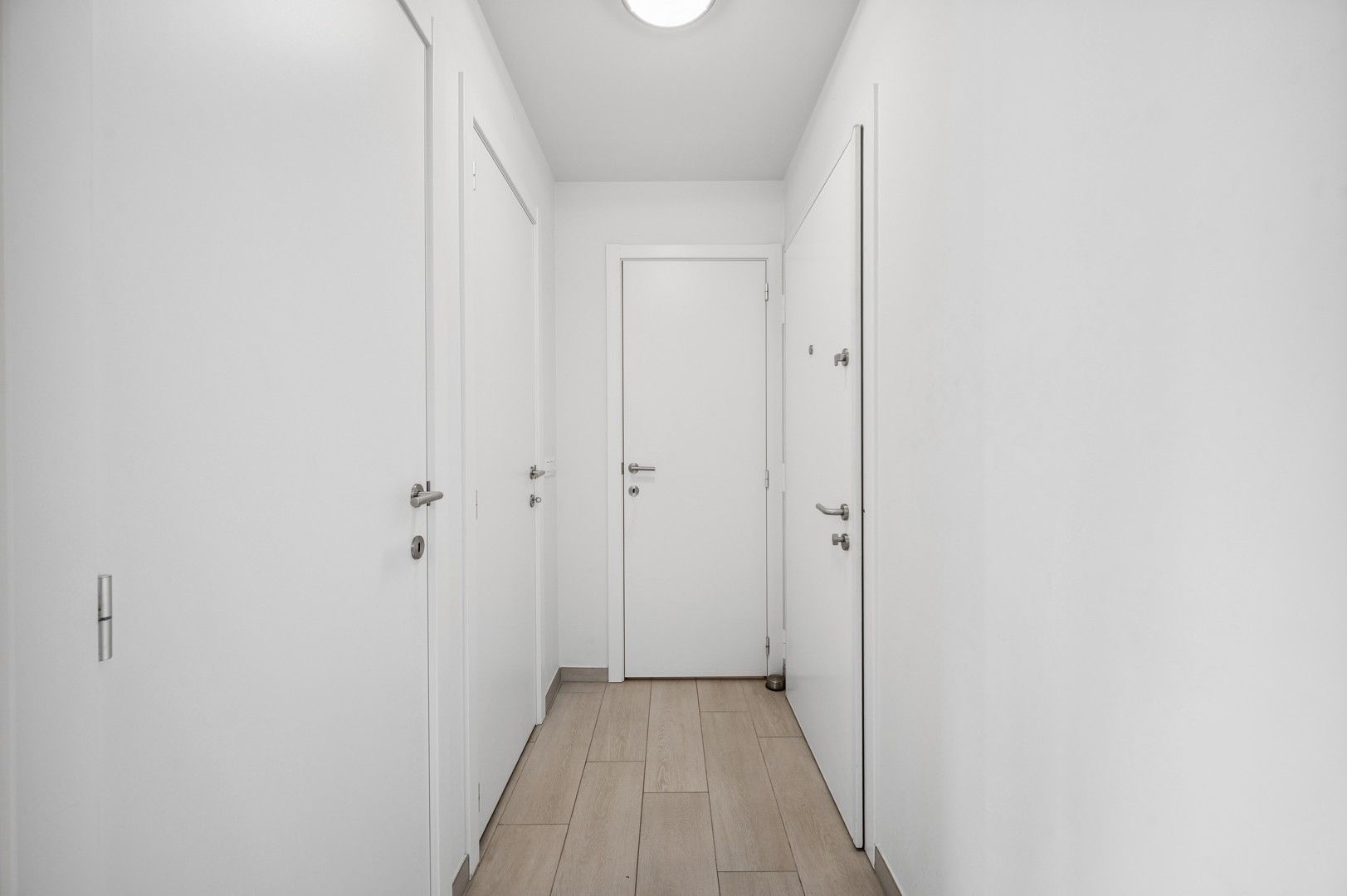 Modern 1-slaapkamerappartement met terras foto 18