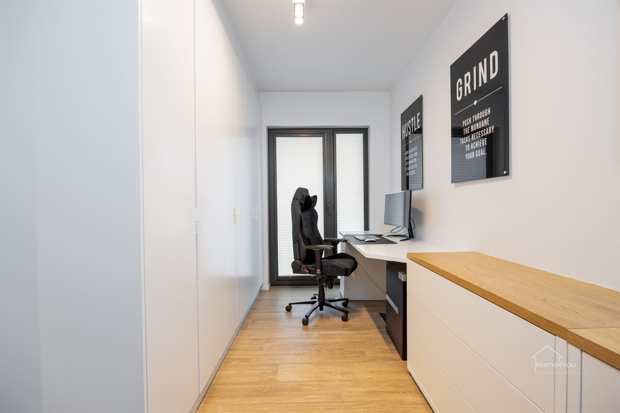 Hoogwaardig kwalitatief afgewerkt appartement met ruim terras en auto staanplaats foto 8