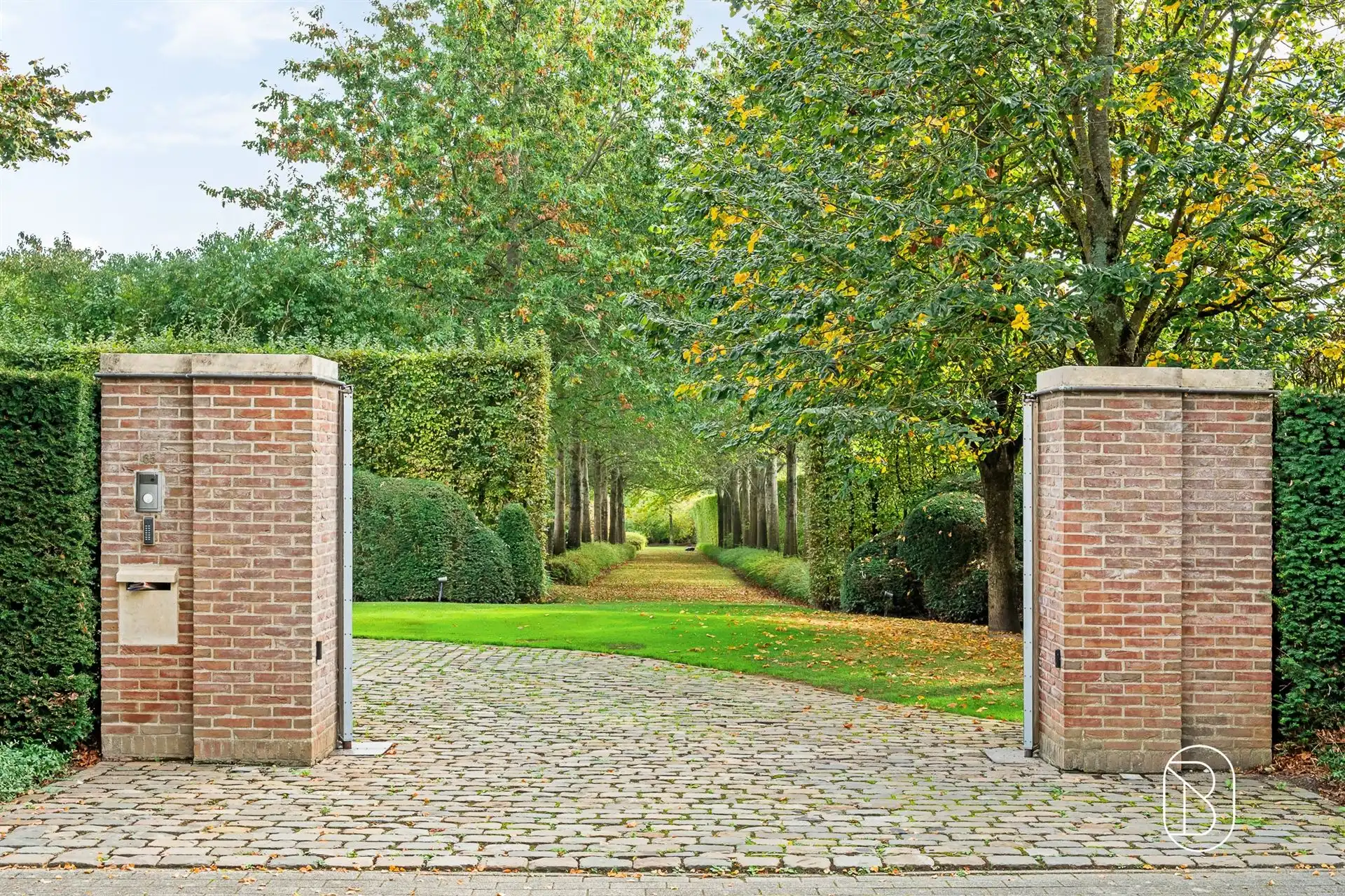 Klassevilla op méér dan 1 hectare, met prachtig zicht!  foto {{pictureIndex}}