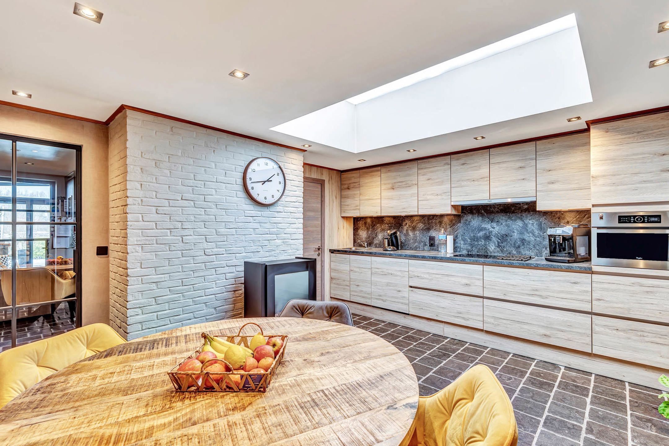 Instapklare gezinswoning met achteruitweg en garage te Deinze. foto 5