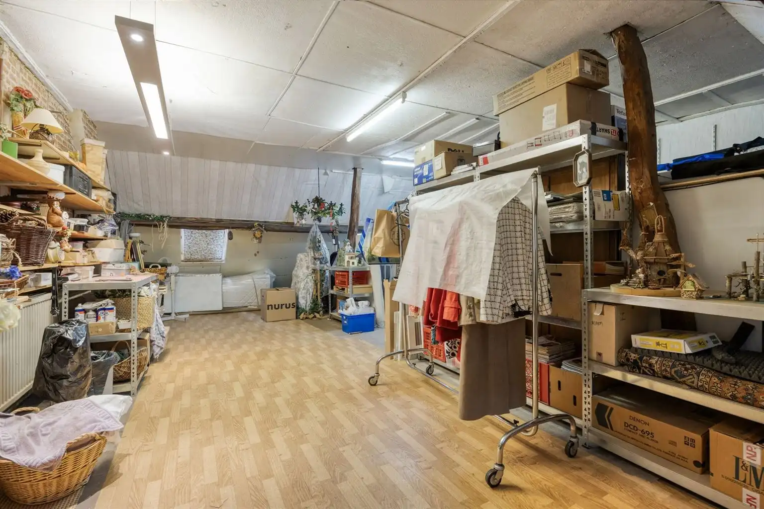 Prachtige karaktervolle stadswoning voorzien van 6 slaapkamers, ruime buitenkoer en vrijstaande garage in het centrum van Maaseik.  foto 29