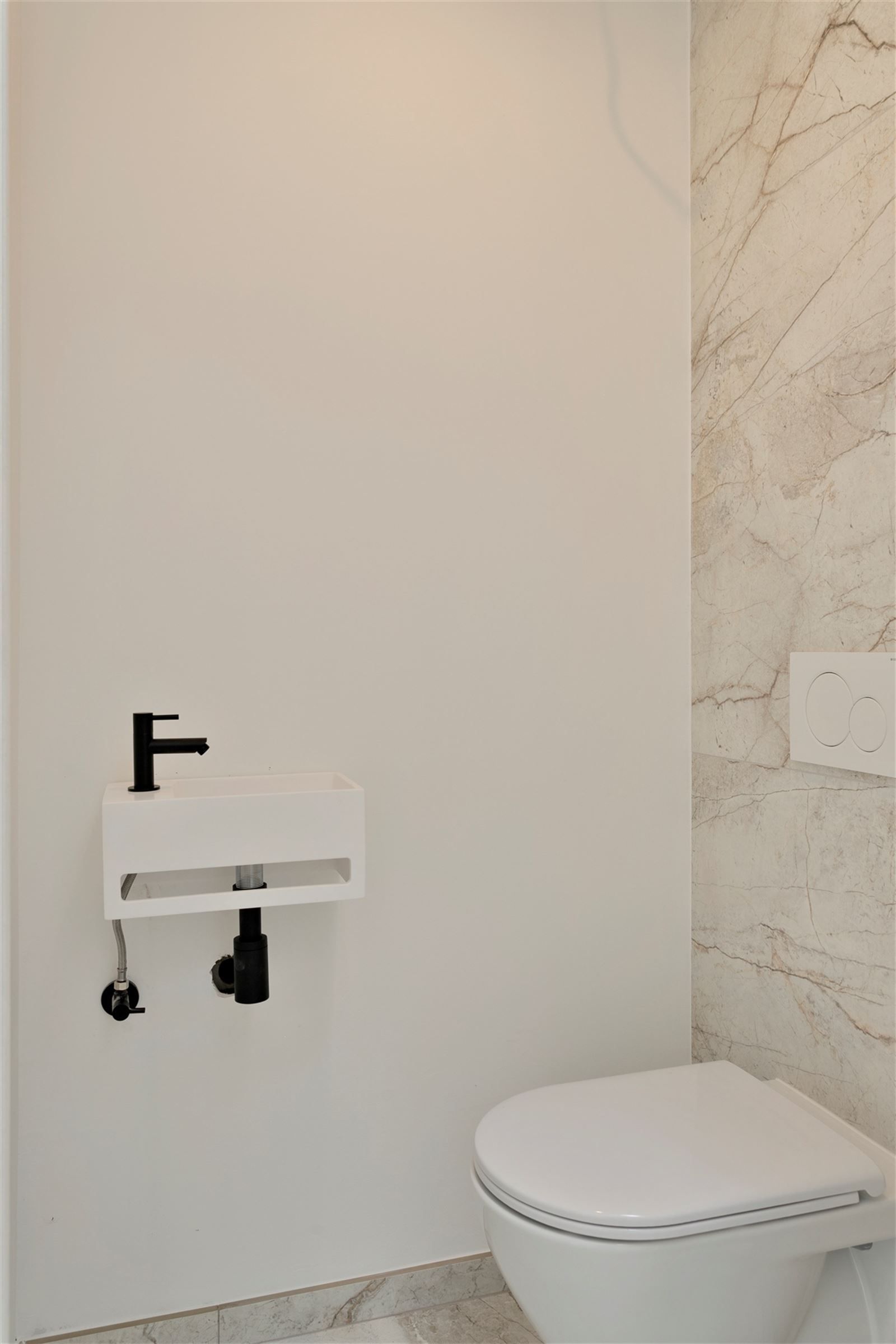  RUIM - KARAKTERVOL TRIPLEX appartement met 4 SLPK | vlakbij Berchem station. foto 11