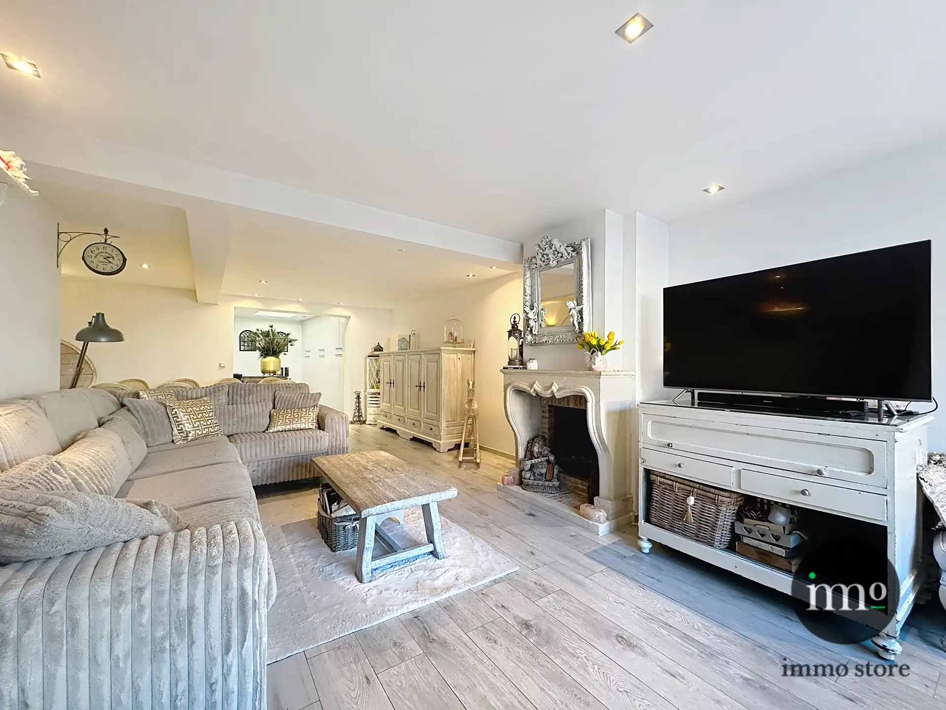 Compleet gerenoveerde burgerwoning met 2 slaapkamers en garage foto 3