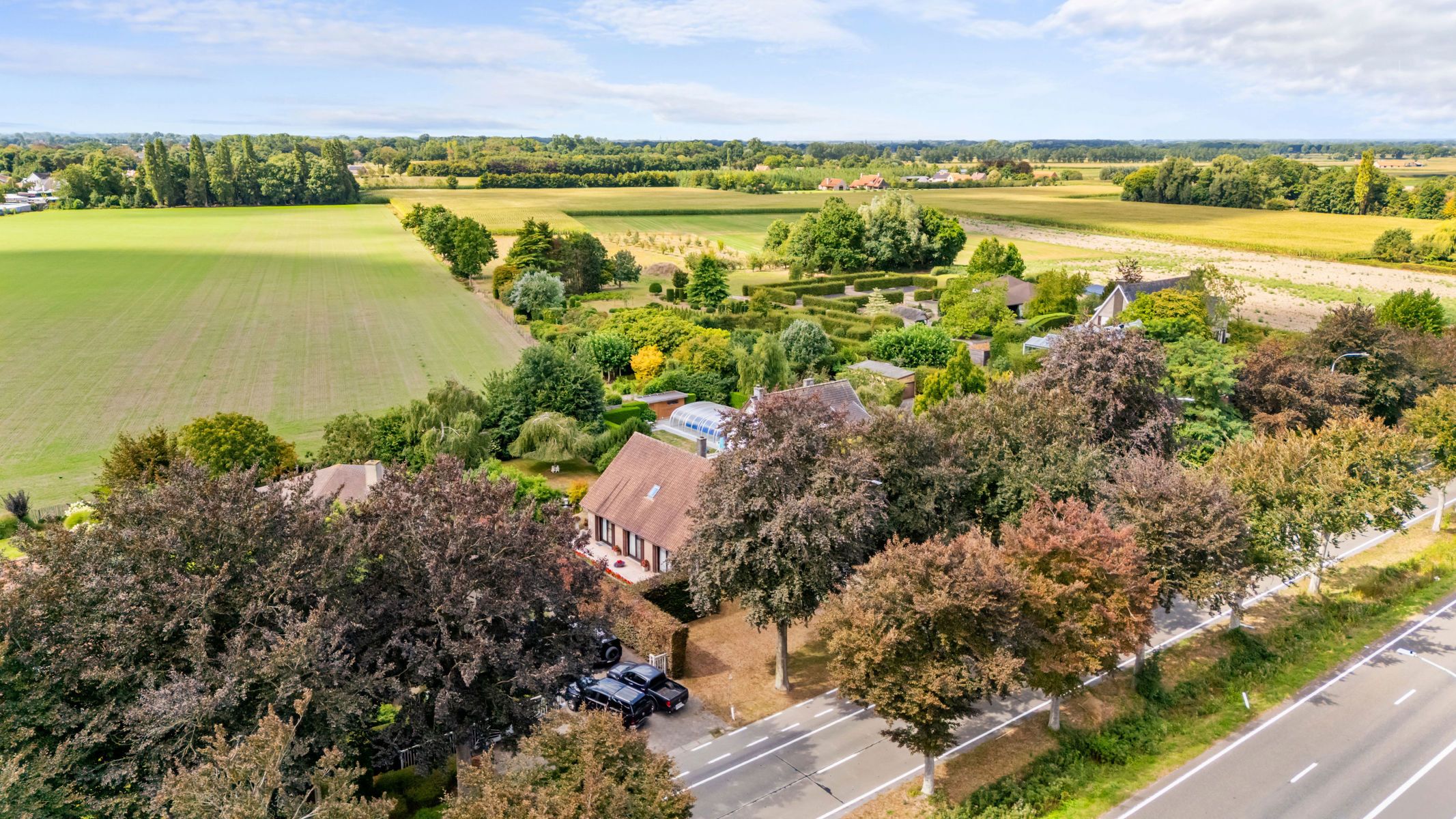 Hoofdfoto van de publicatie: Uitstekend onderhouden villa met mooie tuin en garage