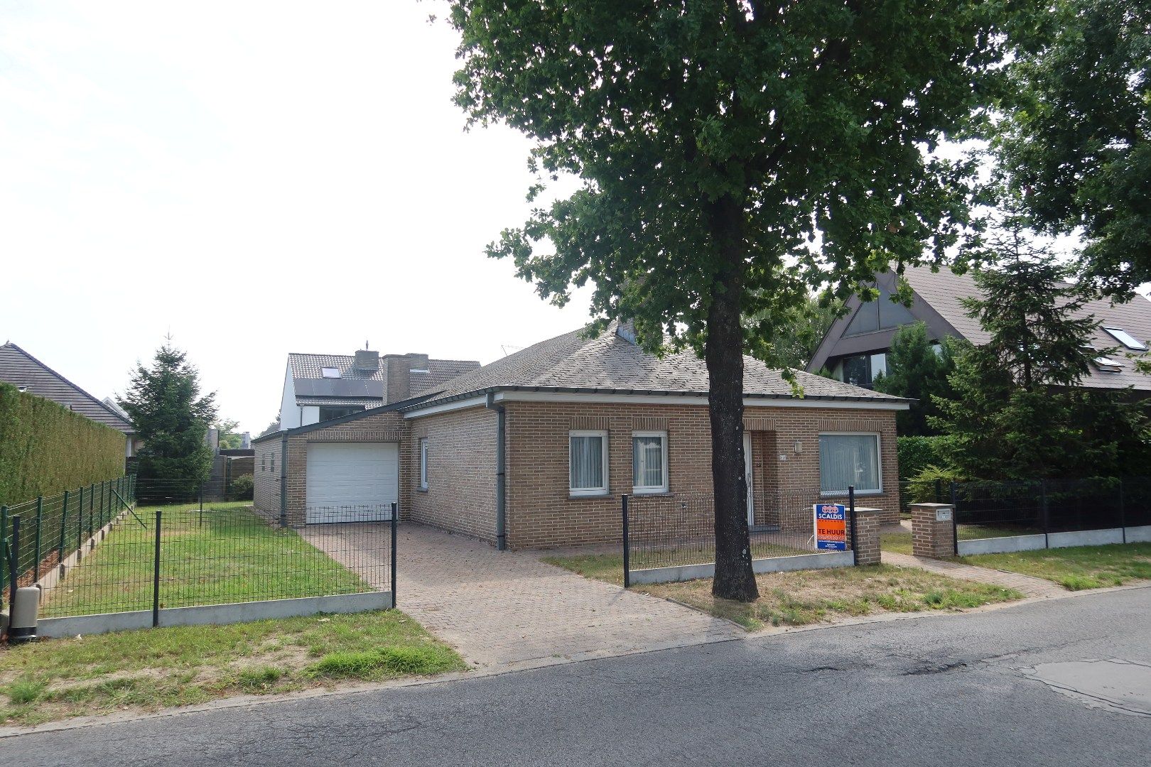 Bungalow met 2 slk, garage en tuintje foto {{pictureIndex}}