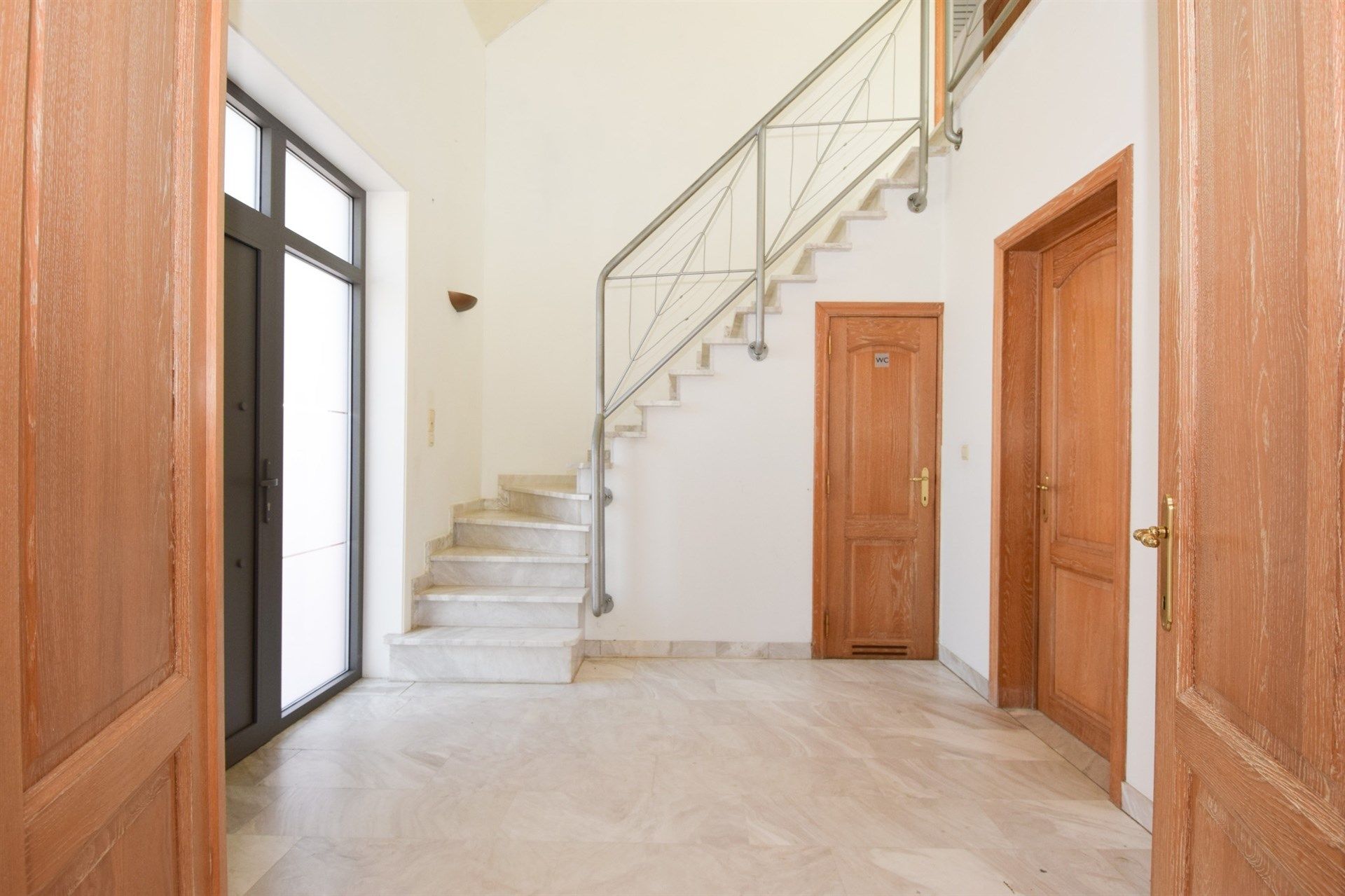 Ruime, op te frissen villa woning op een mooi perceel van 1.583m² foto 2