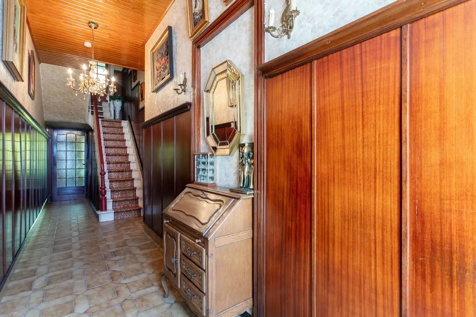 Te renoveren, karaktervolle woning met tal van mogelijkheden en tuin foto 2