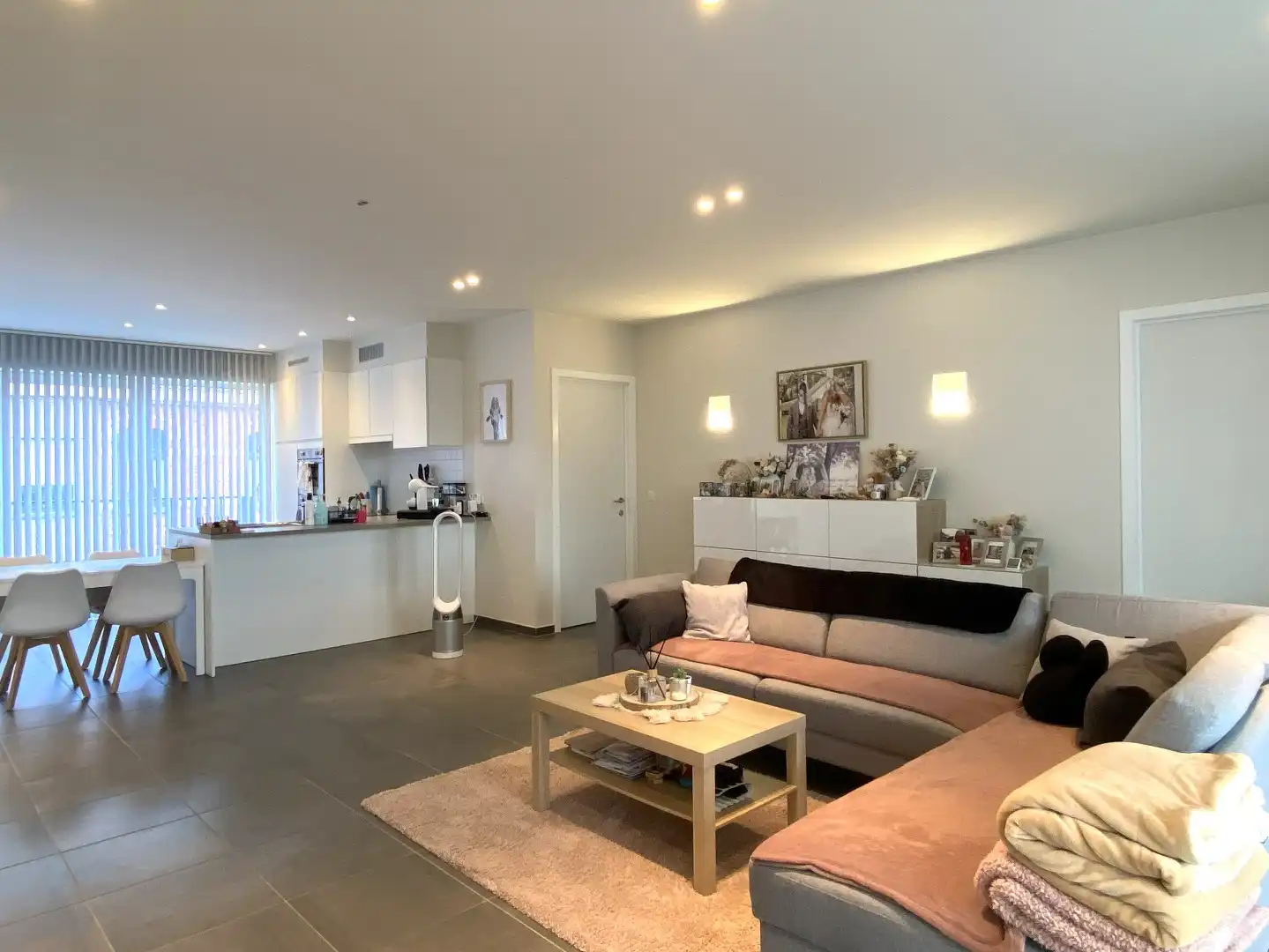 STIJLVOL, LUXUEUZE AFWERKING, TERRAS, GARAGE EN ZO VEEL MEER!! foto {{pictureIndex}}