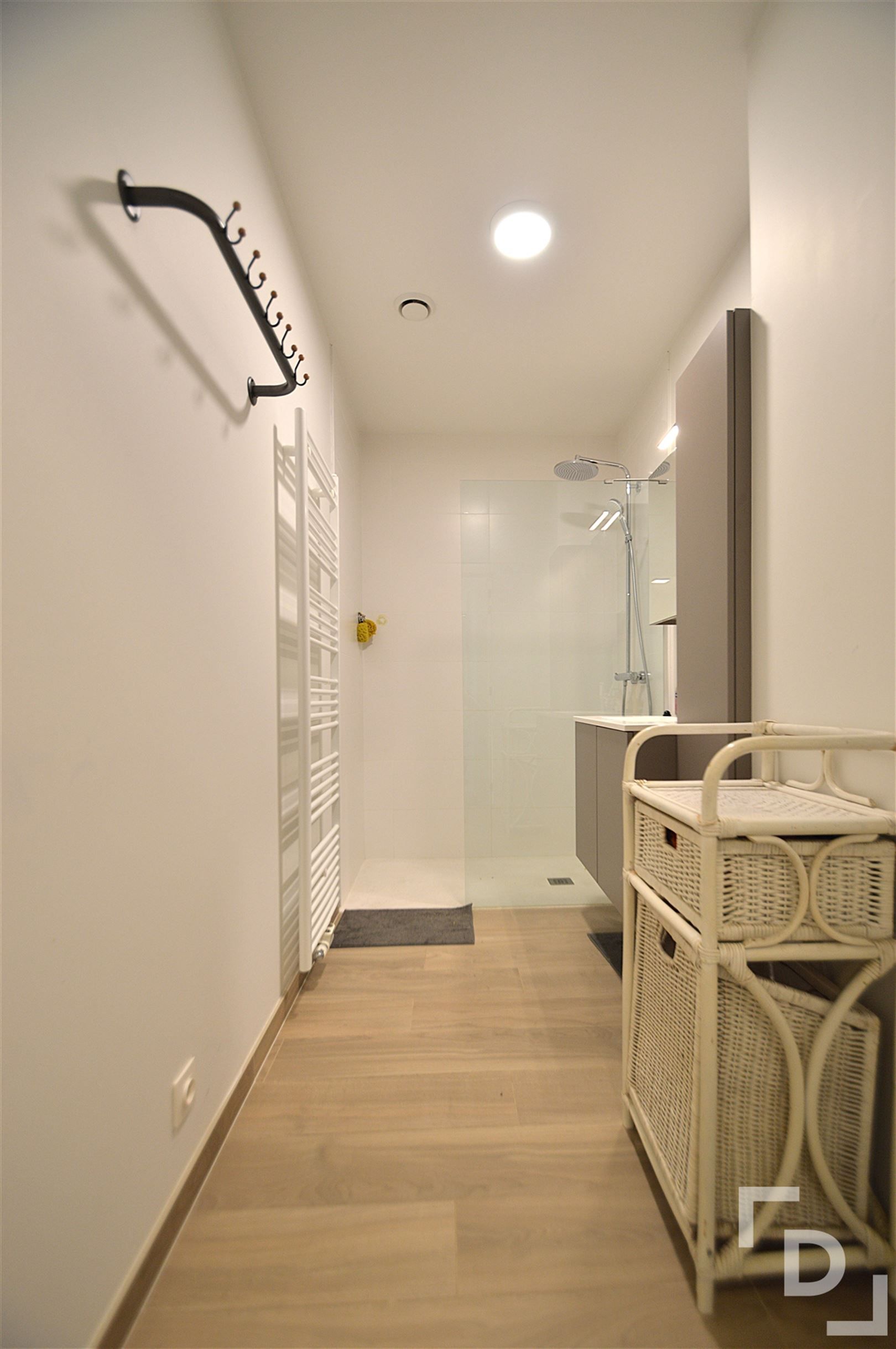Recent appartement met ruim terras en garage te huur in Ieper. foto 12