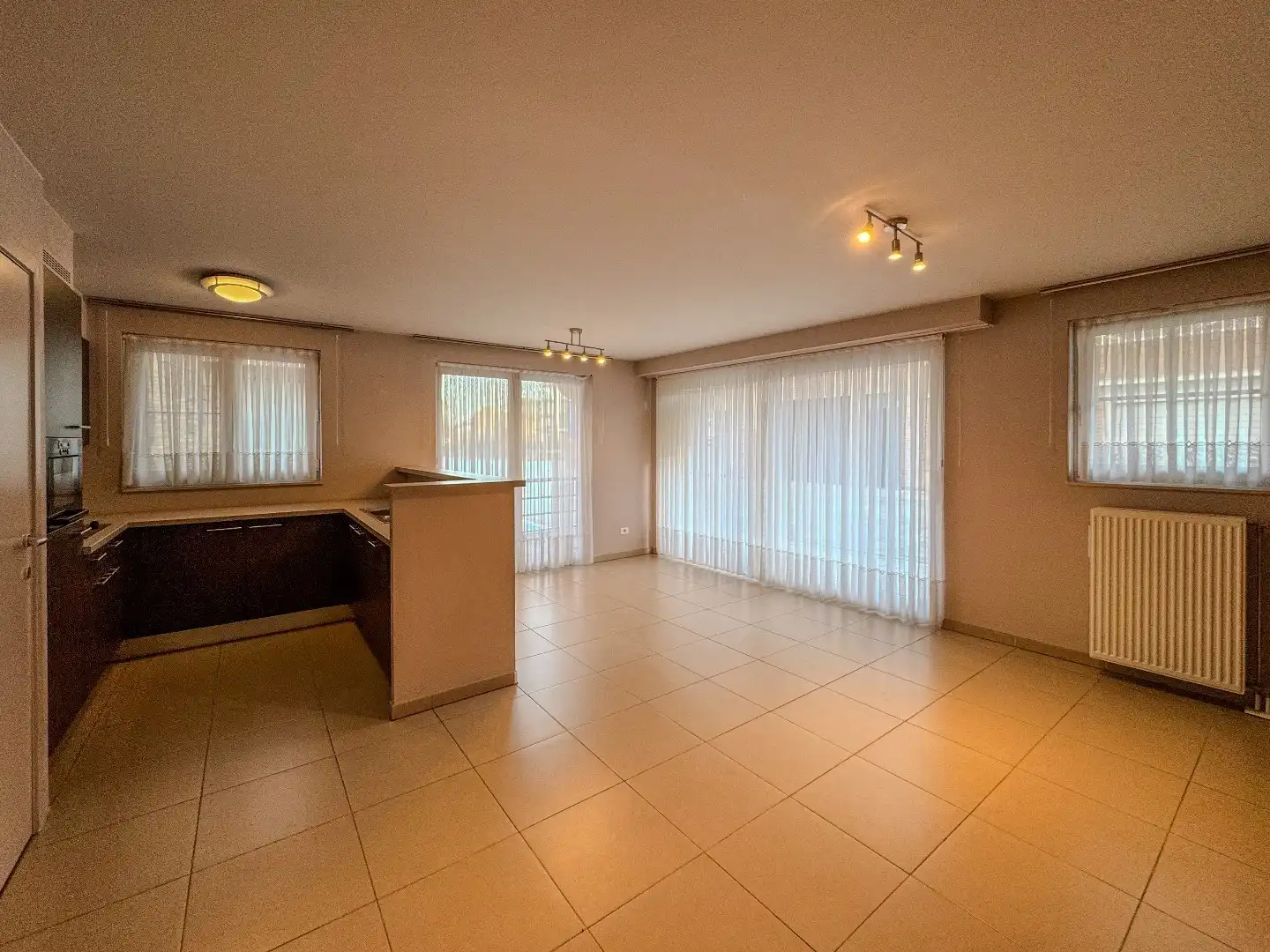 Gelijkvloers appartement met 2 slaapkamers in het centrum. foto 2