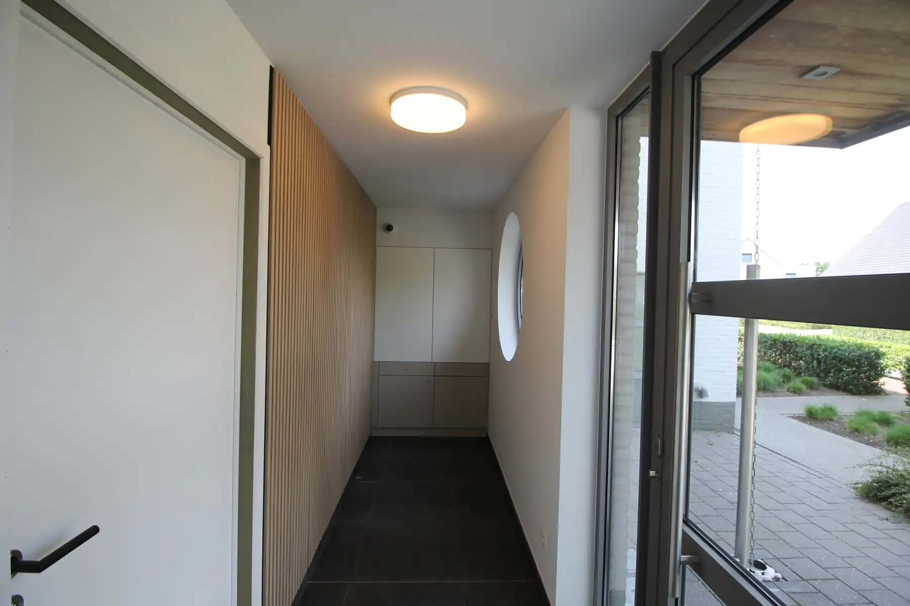 Uniek en ruim (ca 134m²) gelijkvloers appartement met 2 slaapkamers, terras en tuin en autostaanplaats. foto 19