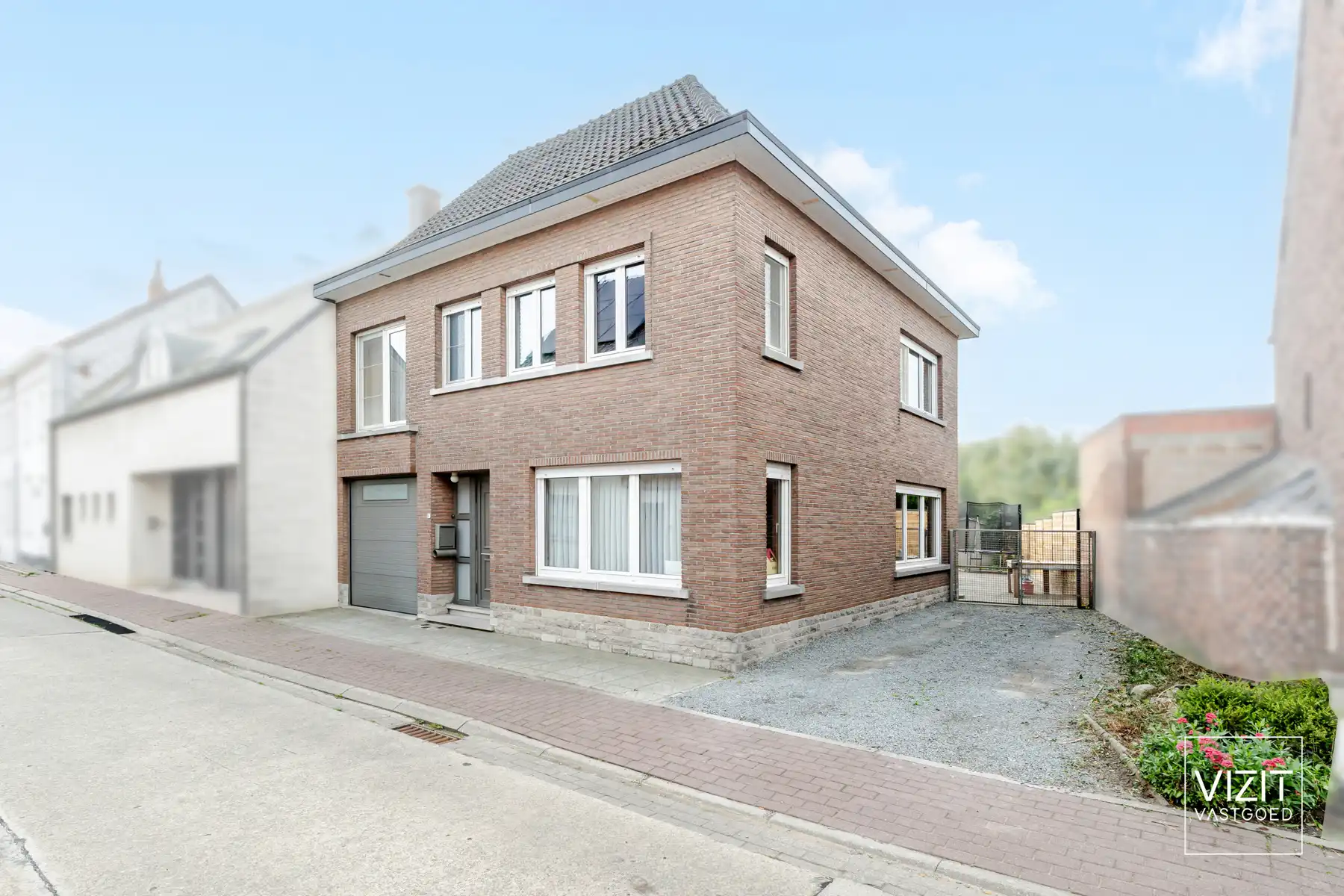Halfopen woning met 4 slaapkamers en stallingen!  foto 2