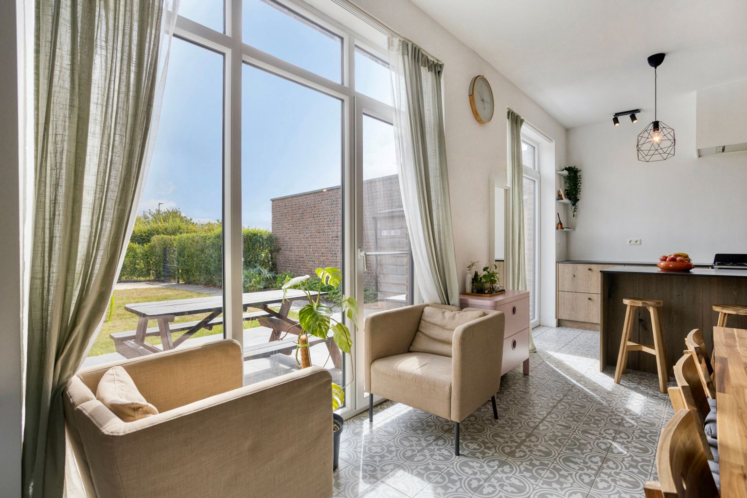 Totaal gerenoveerde woonst met tuin en staanplaats foto 8