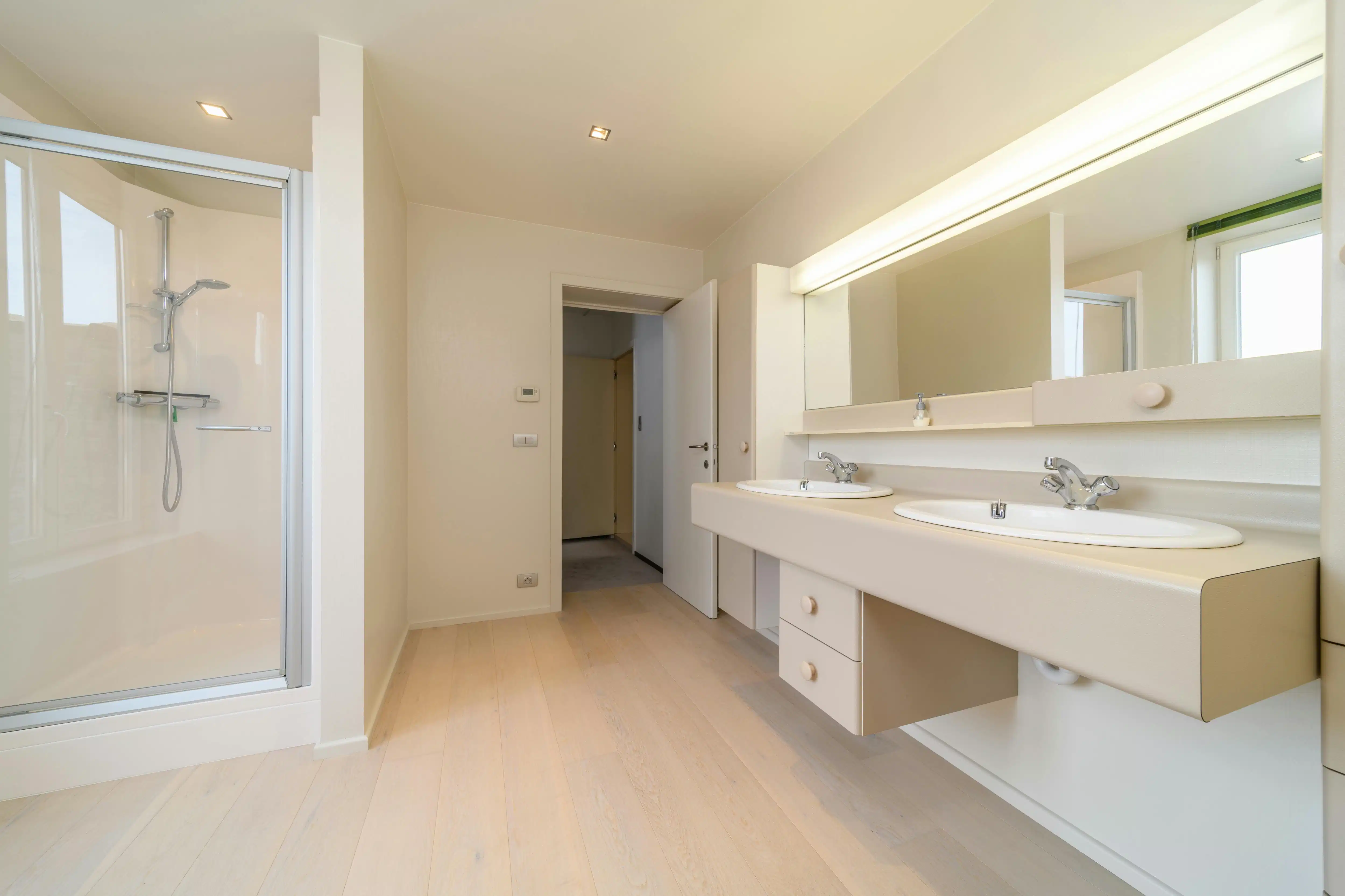 Herenhuis met ruime garage te koop in Izenberge. foto 17