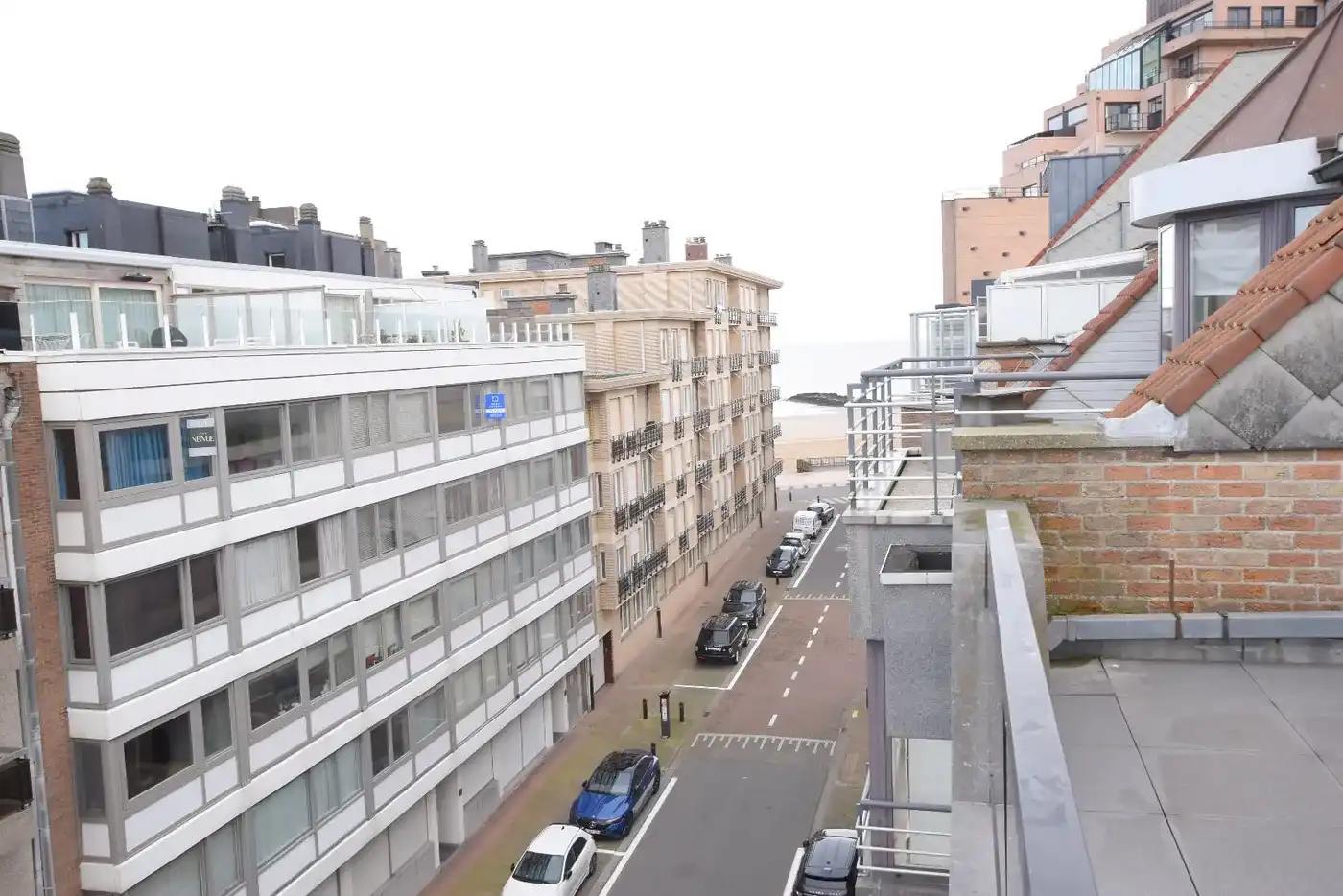 Schitterend gerenoveerd penthouse met een zonneterras en een prachtig zijdelings zeezicht  foto 4
