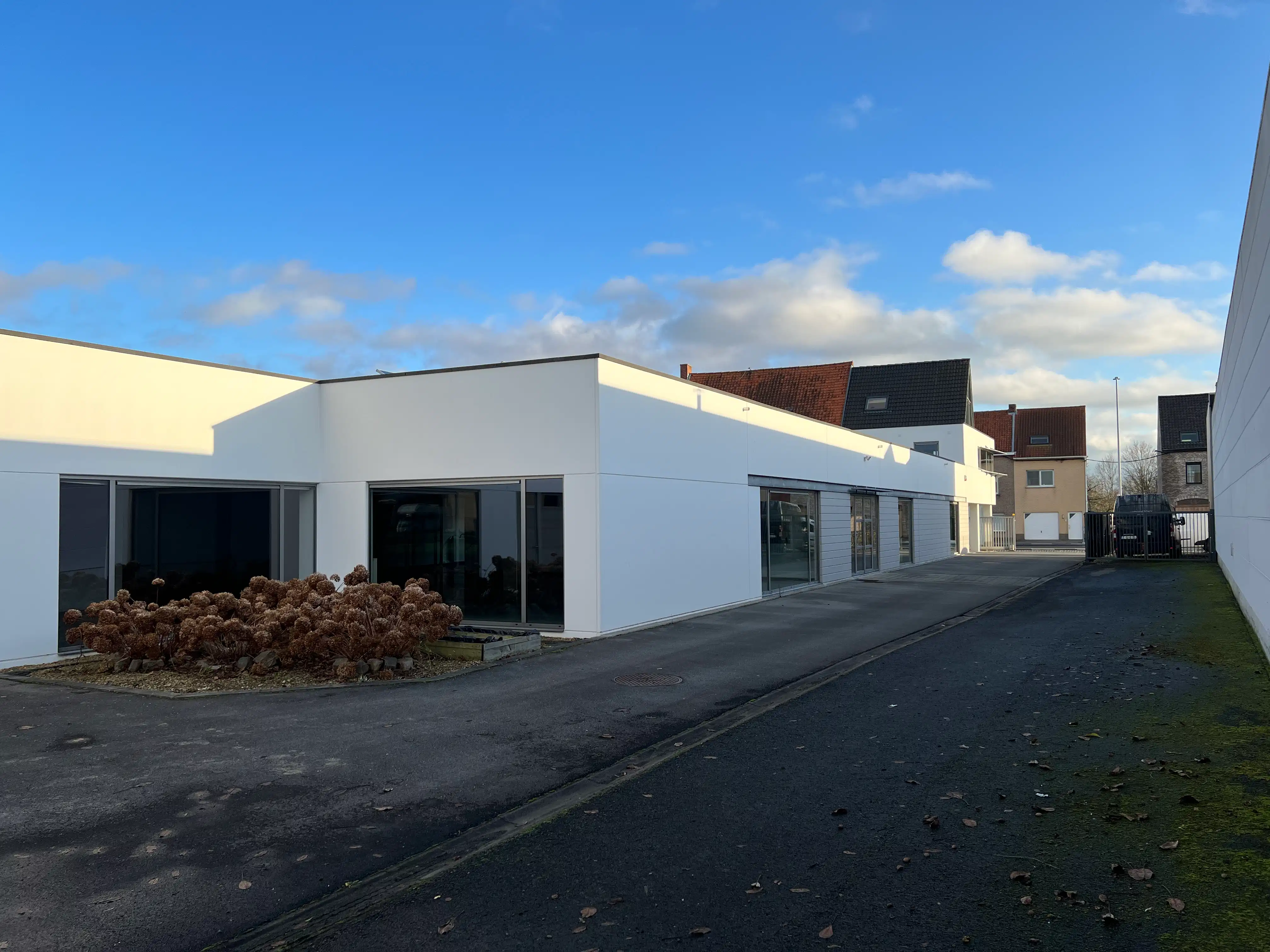 Ruimte voor kantoor en handelszaak met studio foto 3