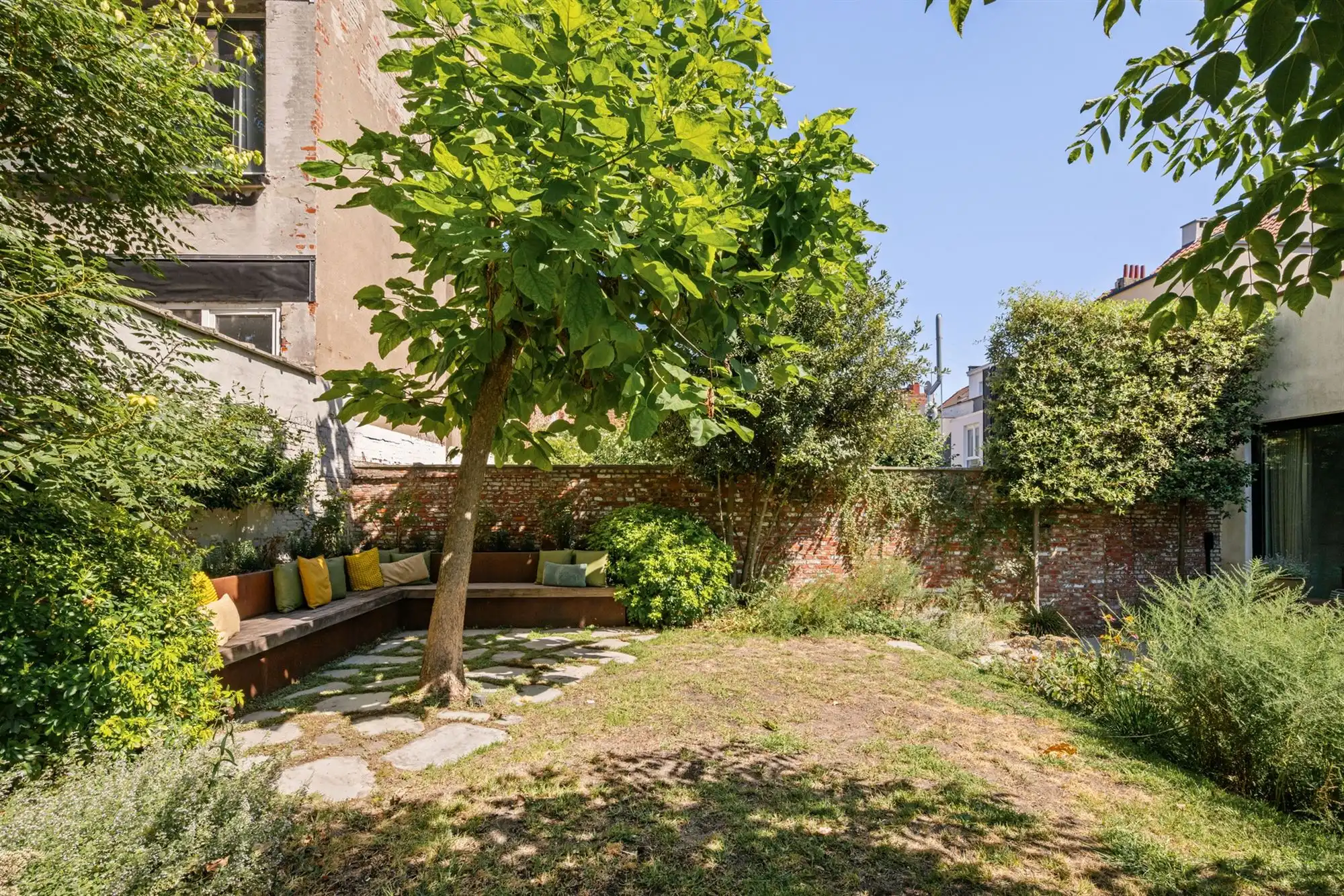 Statige neo-classicistische herenwoning met idyllische tuin foto 14