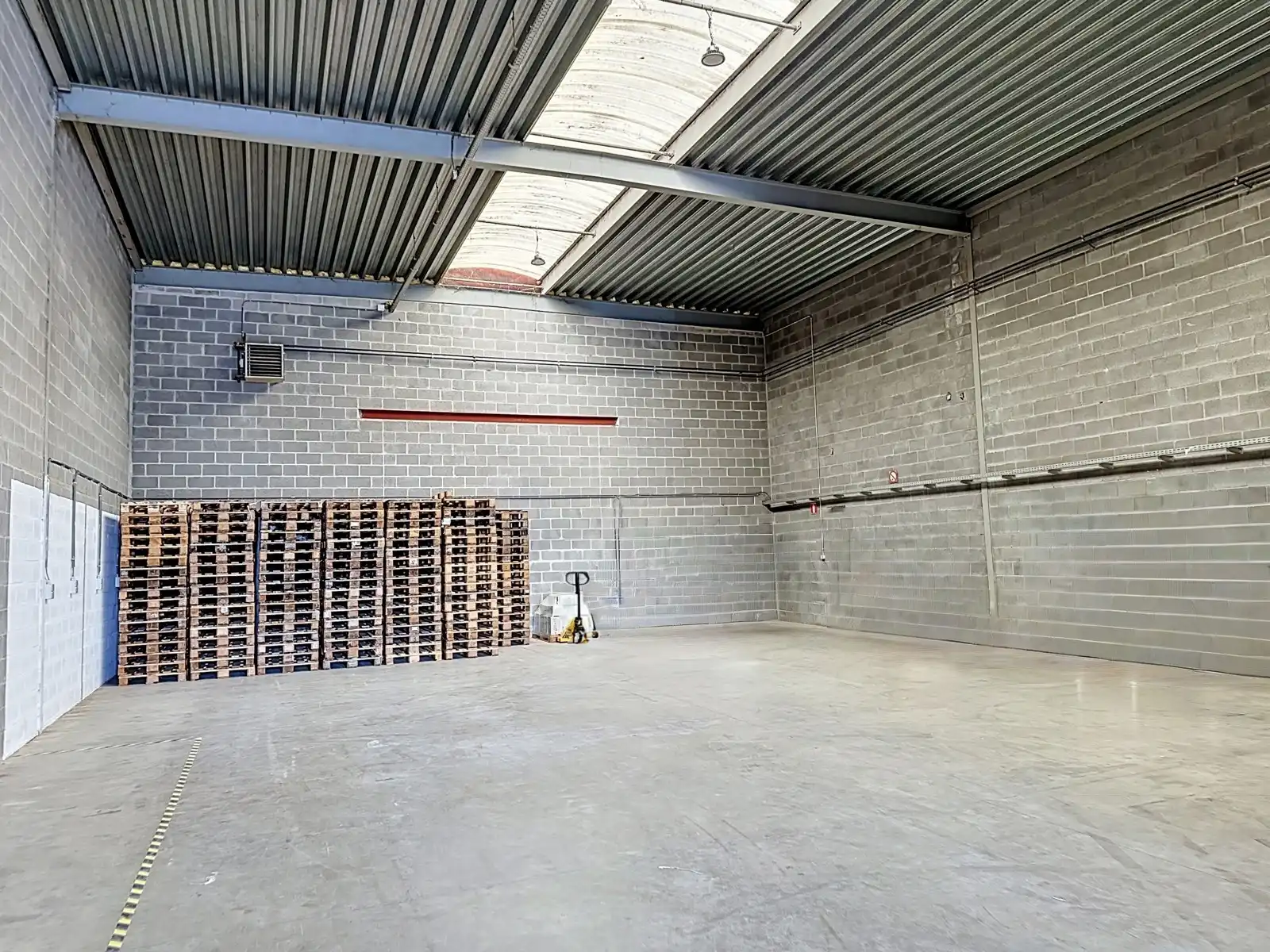 Magazijn met kantoorruimte foto 5