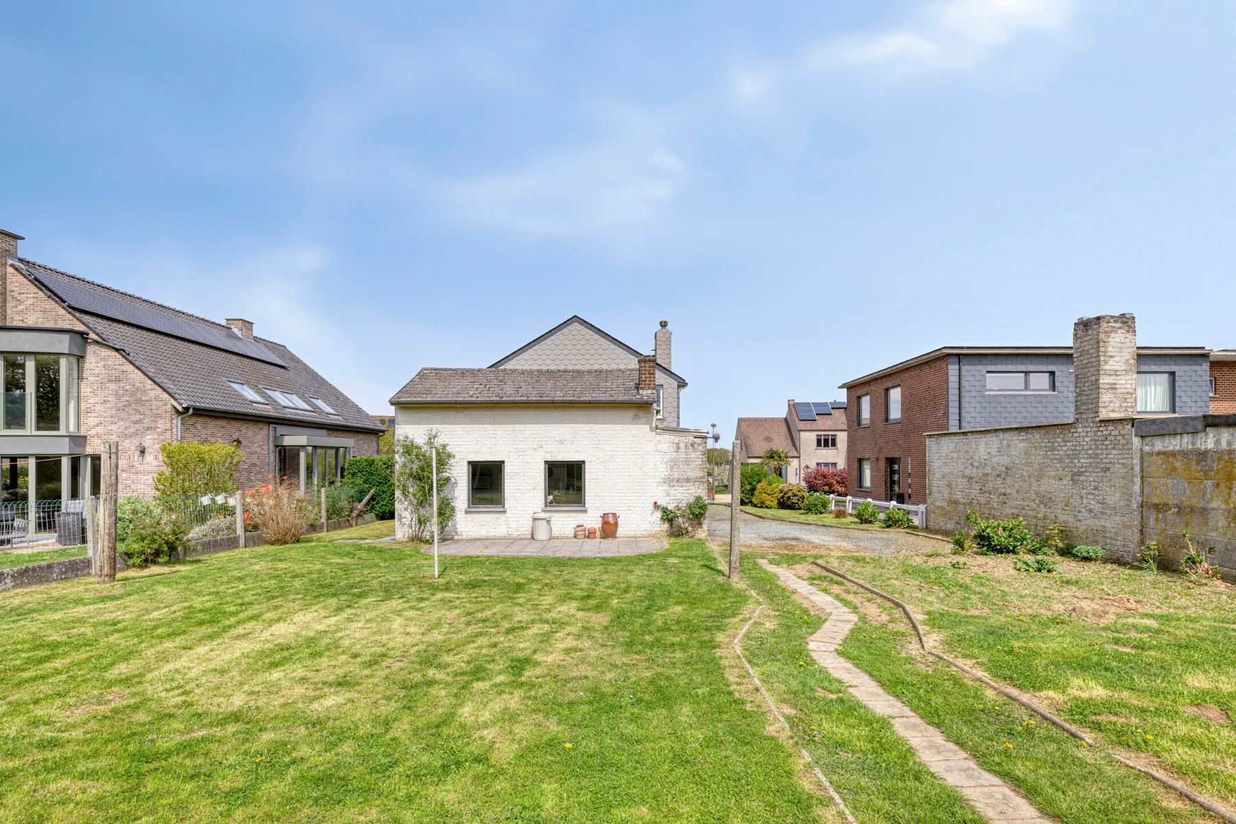 Goed gelegen villa met 3 slaapkamers, garage en tuin foto 18