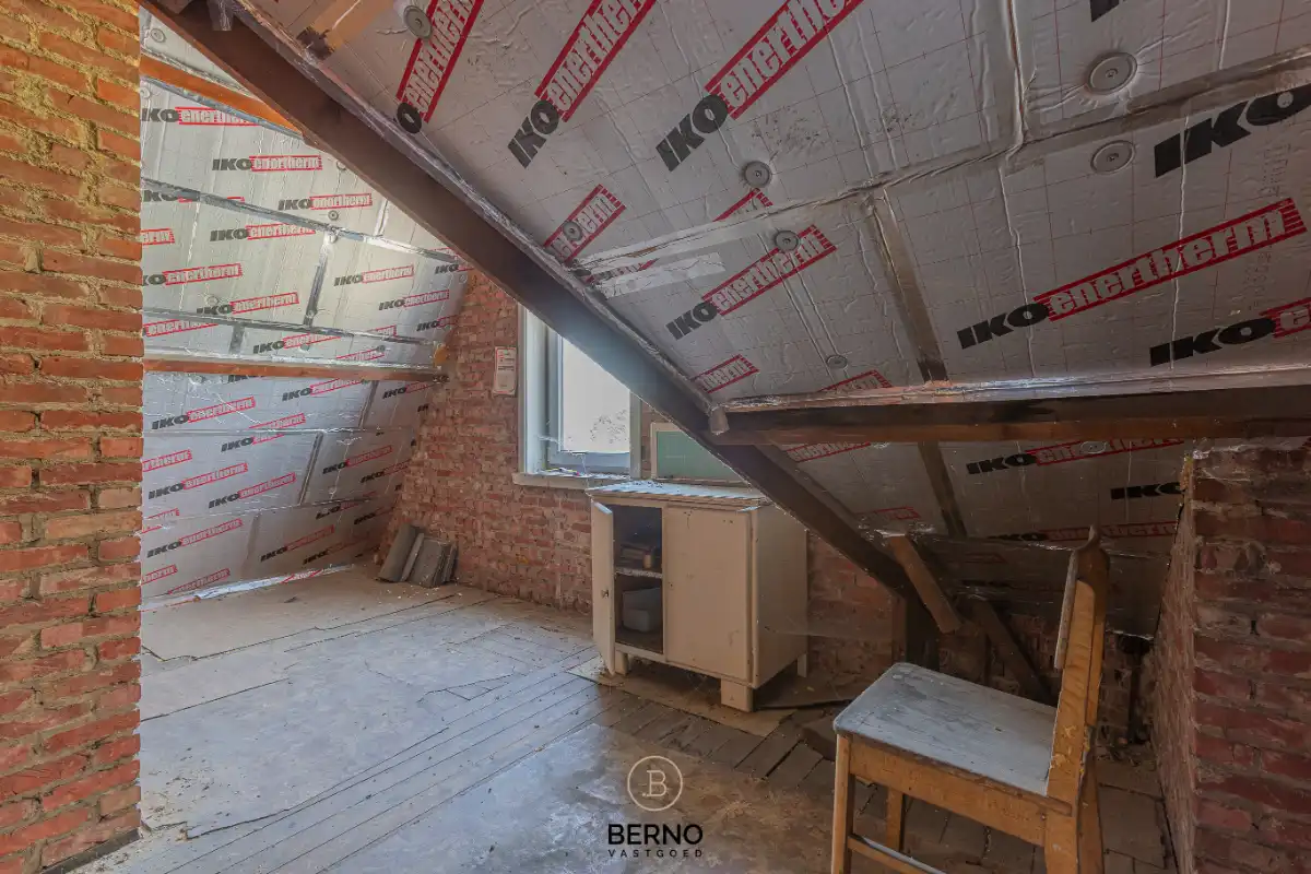 Solide halfopen bebouwing met garage op wandelafstand van het station foto 16