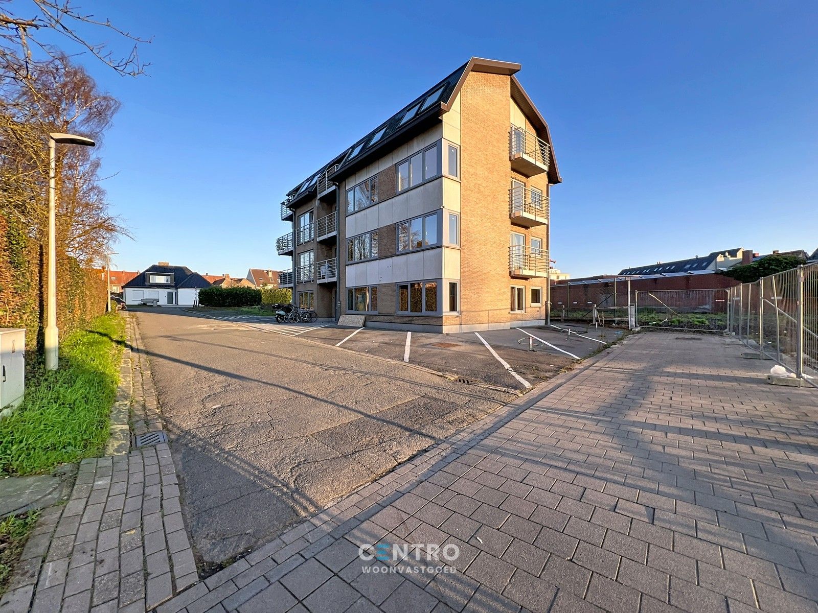 Volledig vernieuwde studio (± 40m²) met terras op tweede verdieping! foto {{pictureIndex}}