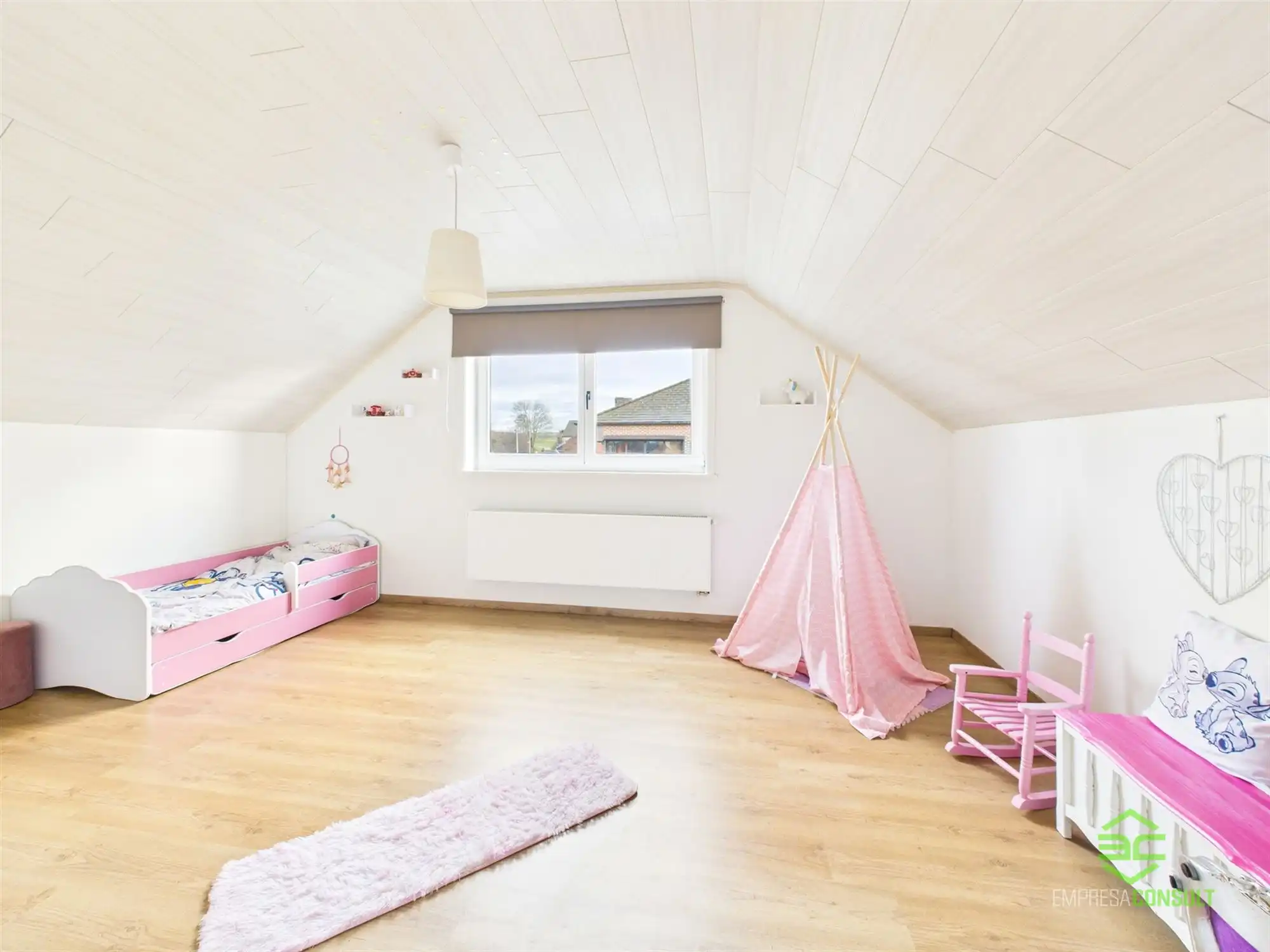 Instapklare gezinswoning met 6slpk en grote aparte garage! foto 21