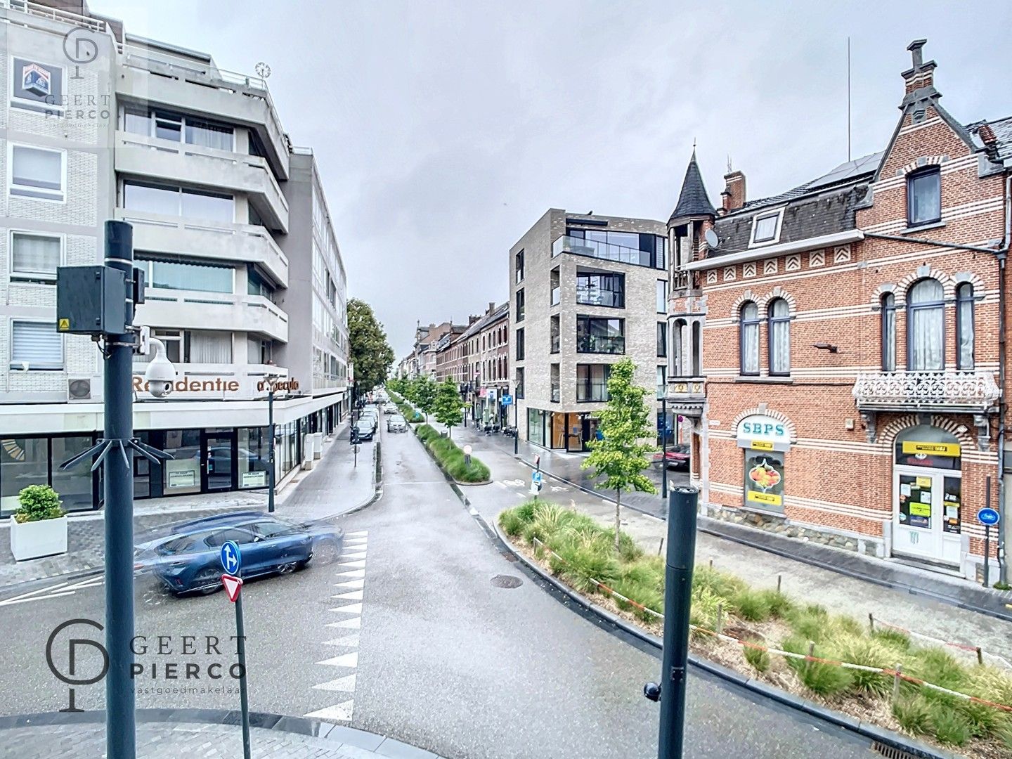 Aan Sint-Anneke 26 bus 101 te Sint-Truiden treffen we dit ruime appartement met drie slaapkamers, twee badkamers en kelder. De centrale ligging (200m van Grote Markt) zorgt voor een optimaal bereik van winkels, station, scholen en eveneens de groene omgeving van de stadsvesten en het stadspark. foto 26