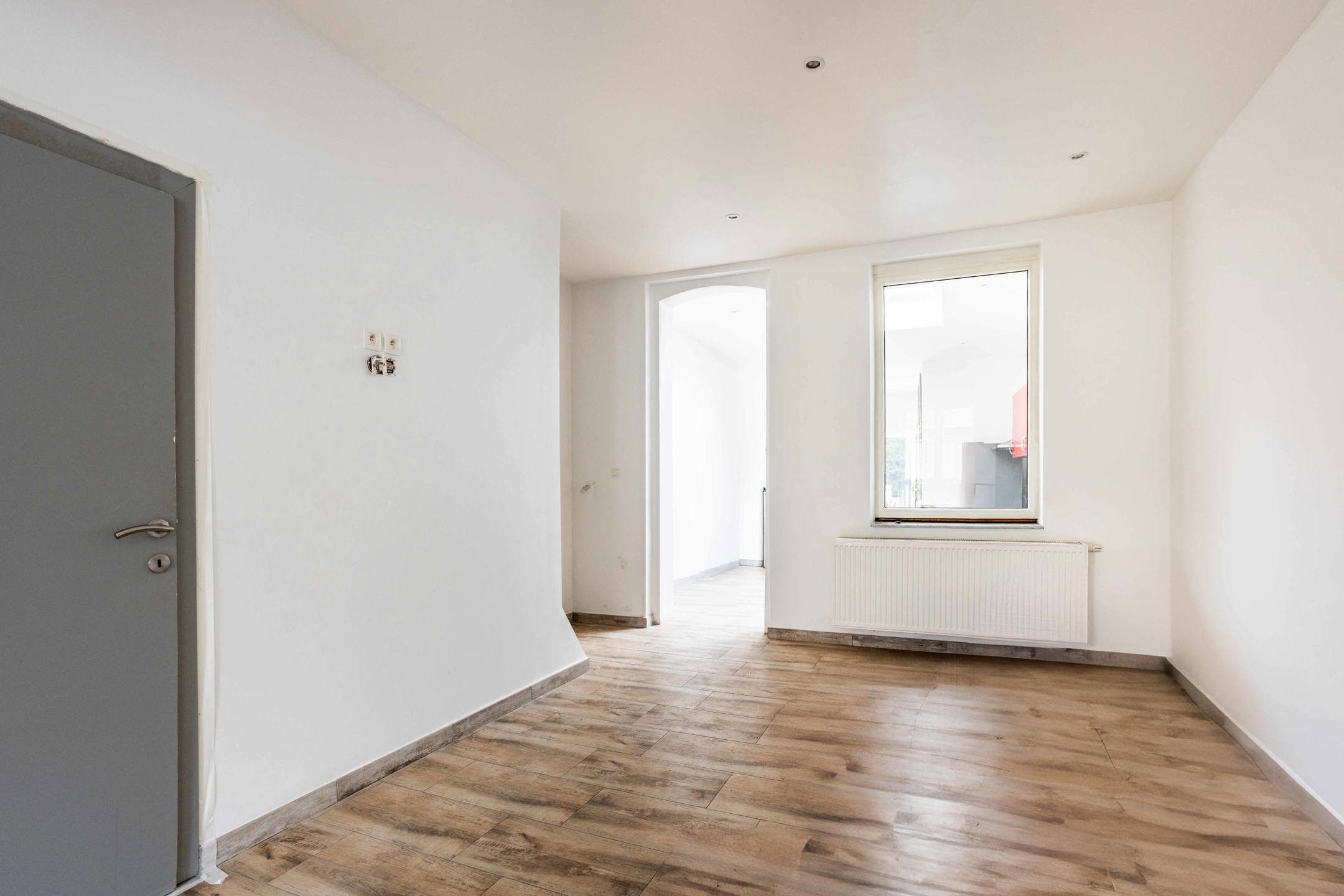 Gerenoveerde rijwoning met 3 slaapkamers en tuin. foto 4