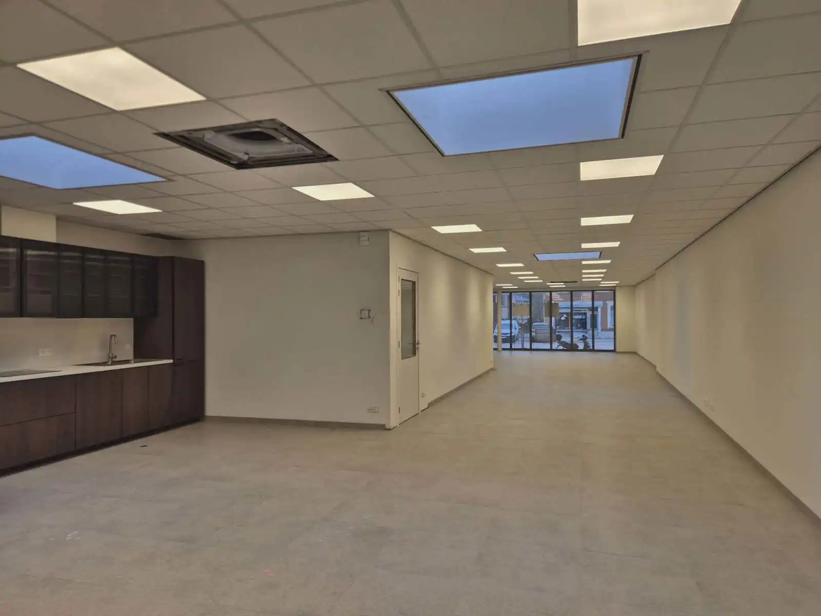 Nieuwbouw handelsgelijkvloers op het Dorp in Serskamp foto 7