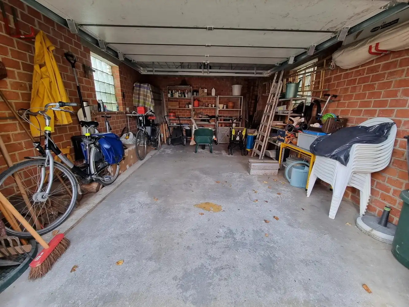 Instapklare gezinswoning, grote slaapkamers, nieuwe keuken en badkamer met zuidgerichte tuin en garage foto 19