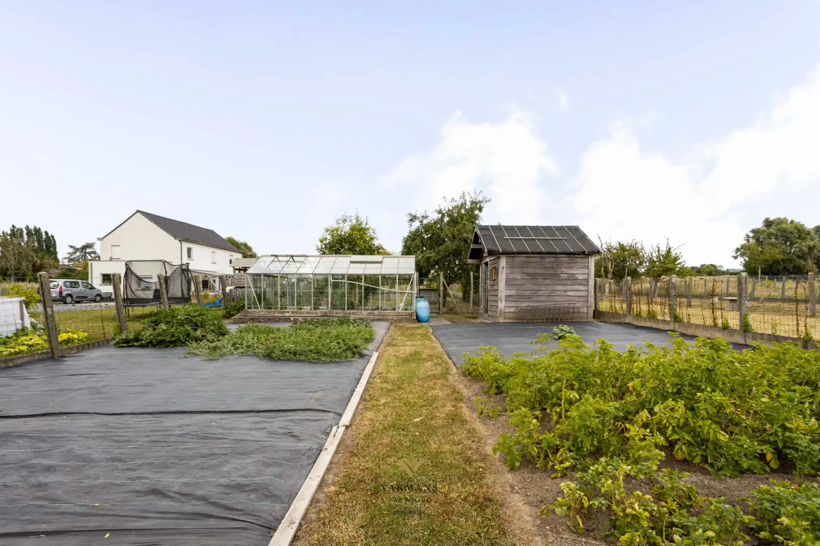 Te renoveren woning op den buiten met veel ruimte en tuin foto 35