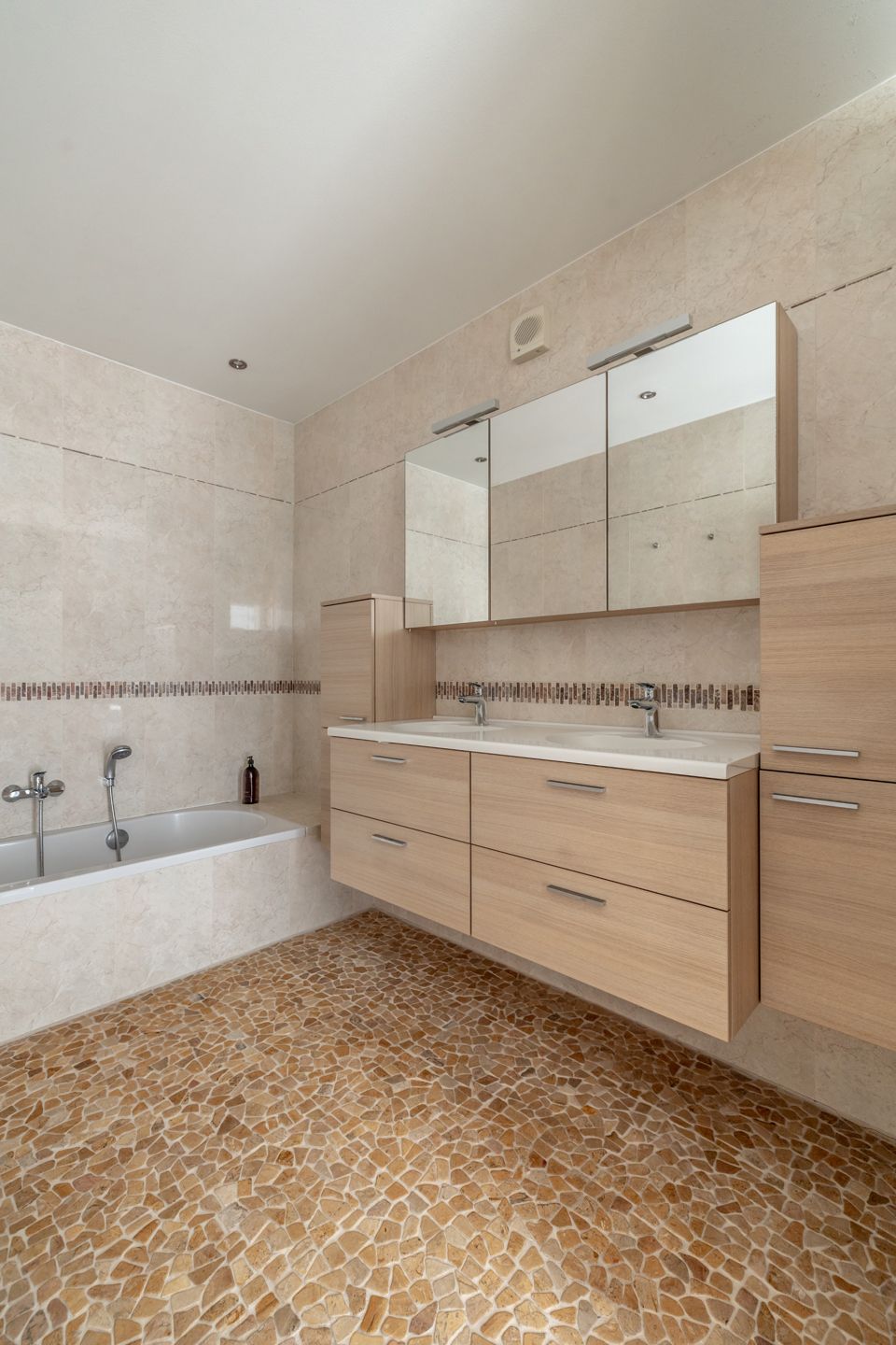 Ruim duplex-penthouse met 4 slpk, 2 (dak) terrassen en vrij uitzicht te Hoogstraten! foto 24