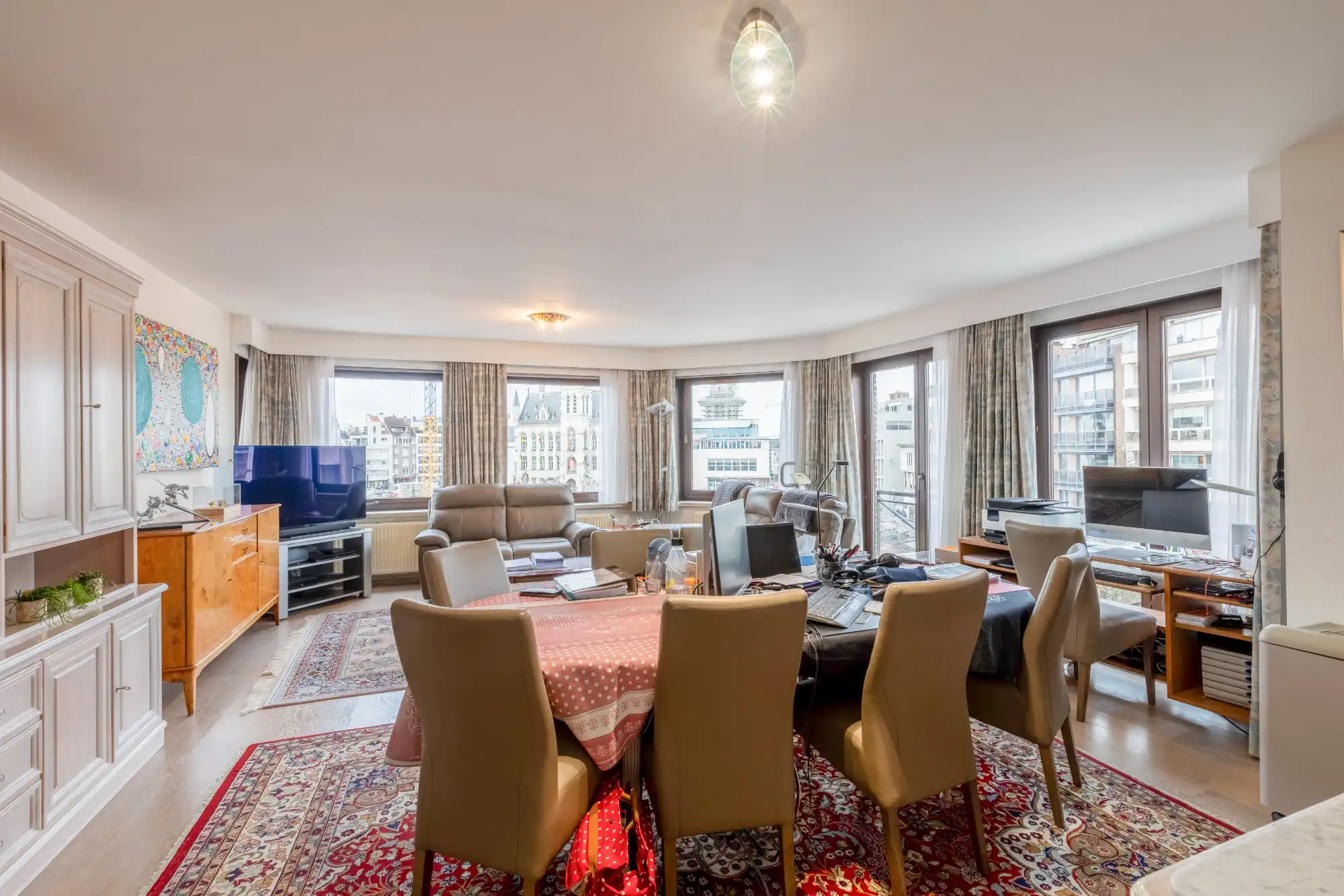 Ruim appartement met uitzicht op de Grote Markt foto {{pictureIndex}}