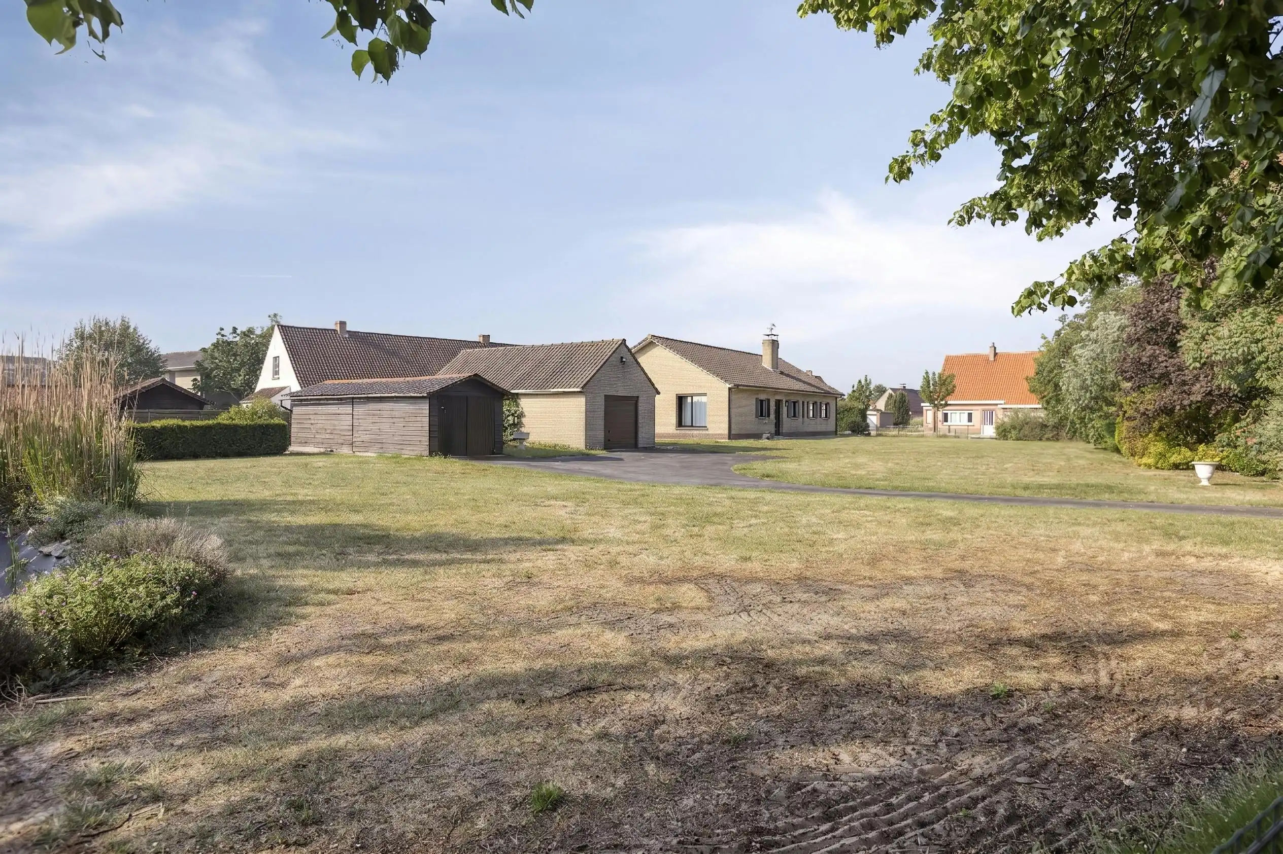 Gelijkvloerse villa op een perceel van maar liefst 2 342m² foto 3