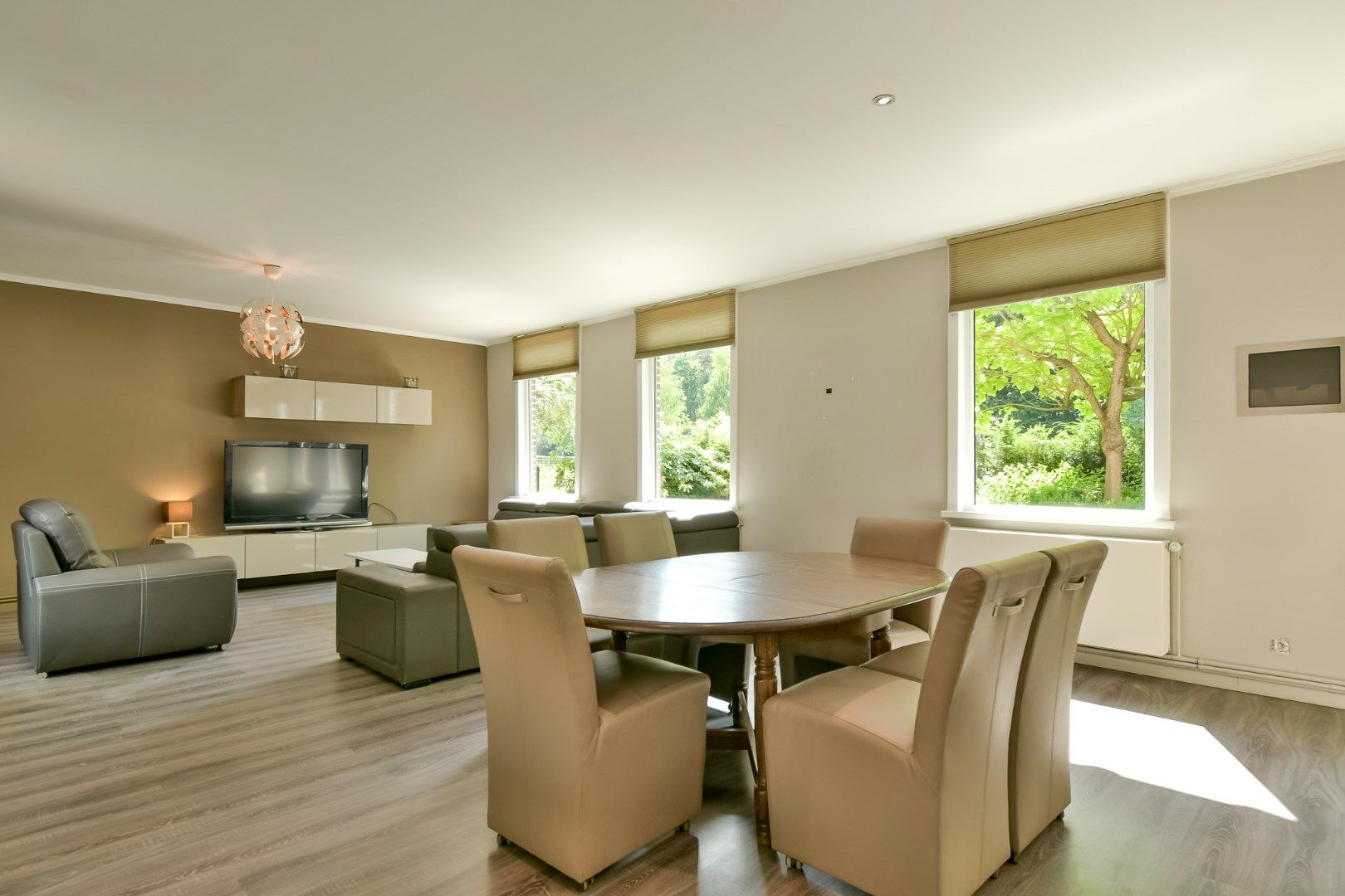 Welkom in deze charmante woning te midden van het groen in het hart van Oostkamp! foto 8