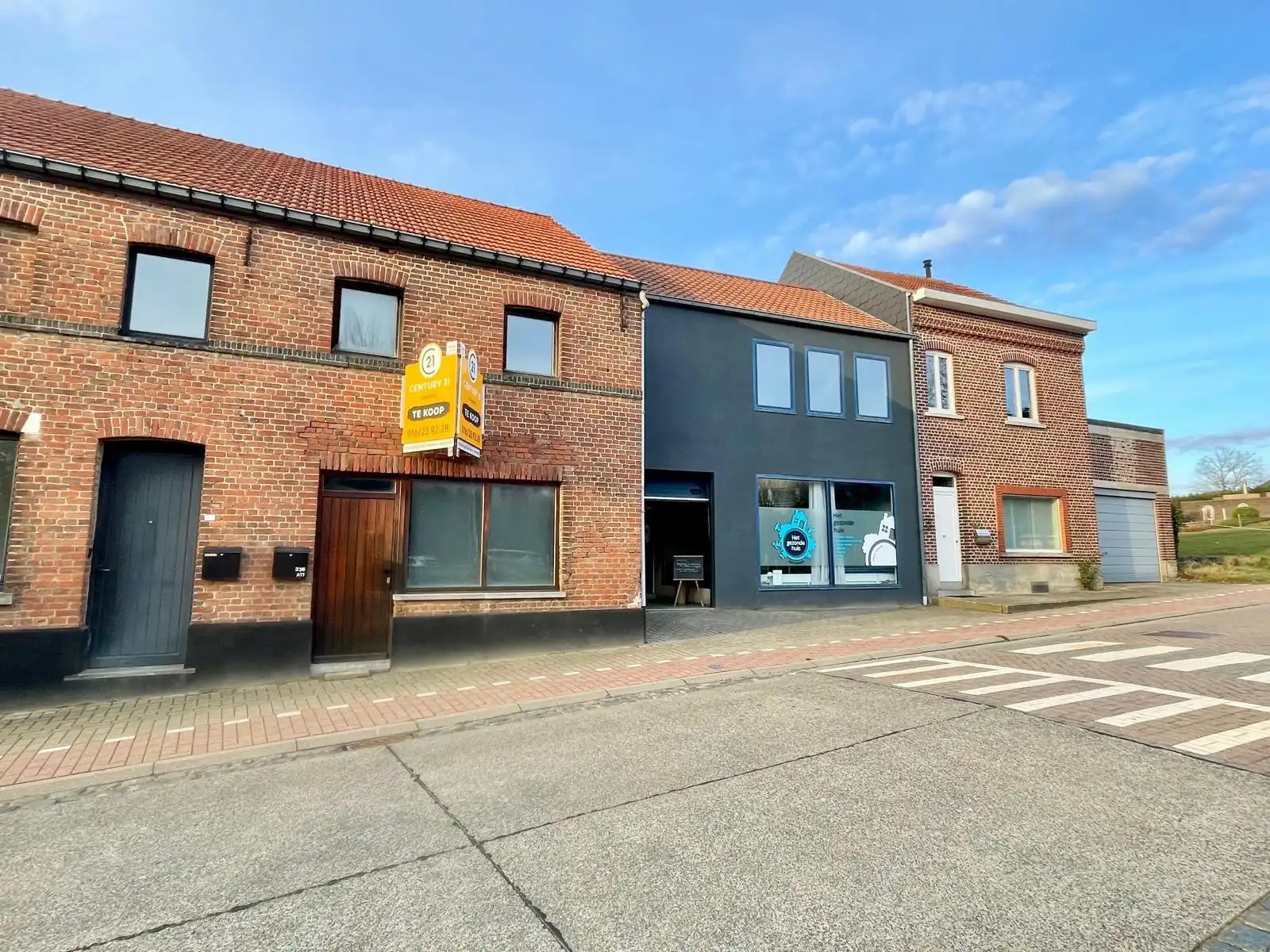 Commercieel gelijkvloers met woonst foto {{pictureIndex}}