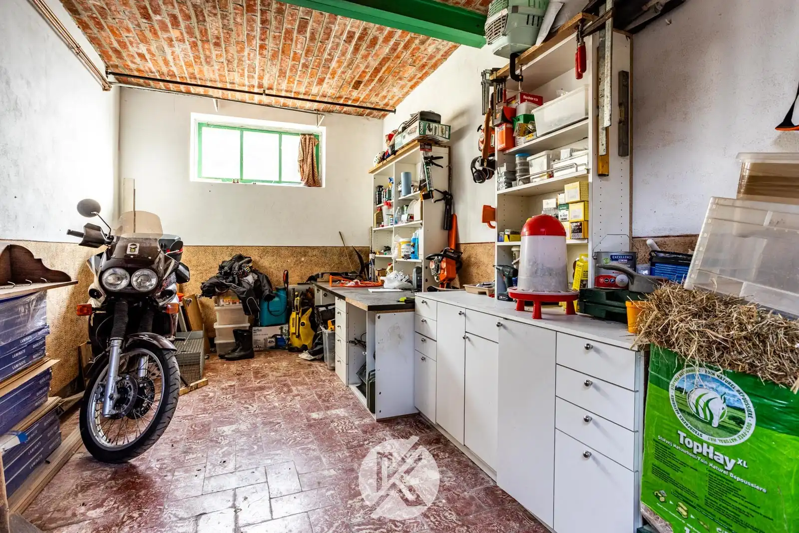 Ruime woning met polyvalente bijgebouwen foto 27