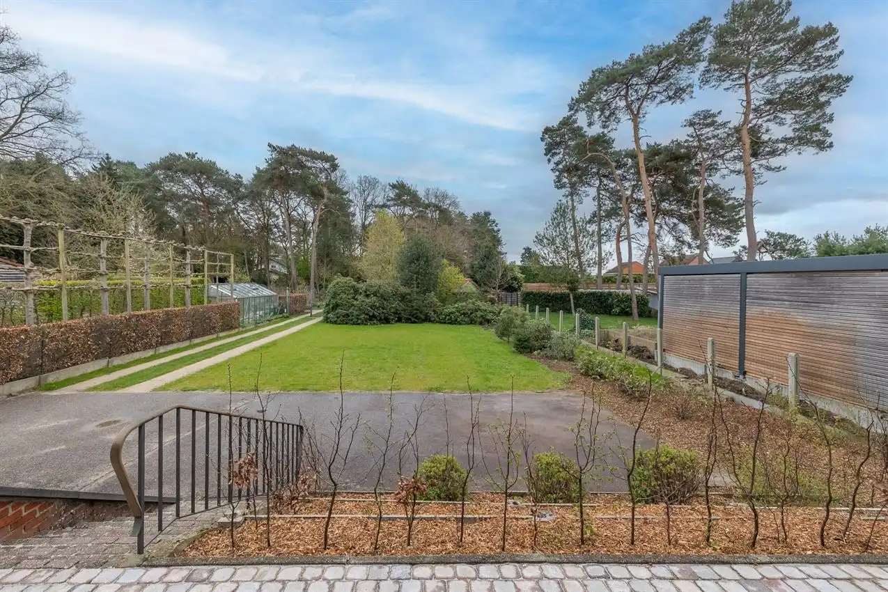 Gusting gelegen woning met 3 slpk, garage en tuin foto 3