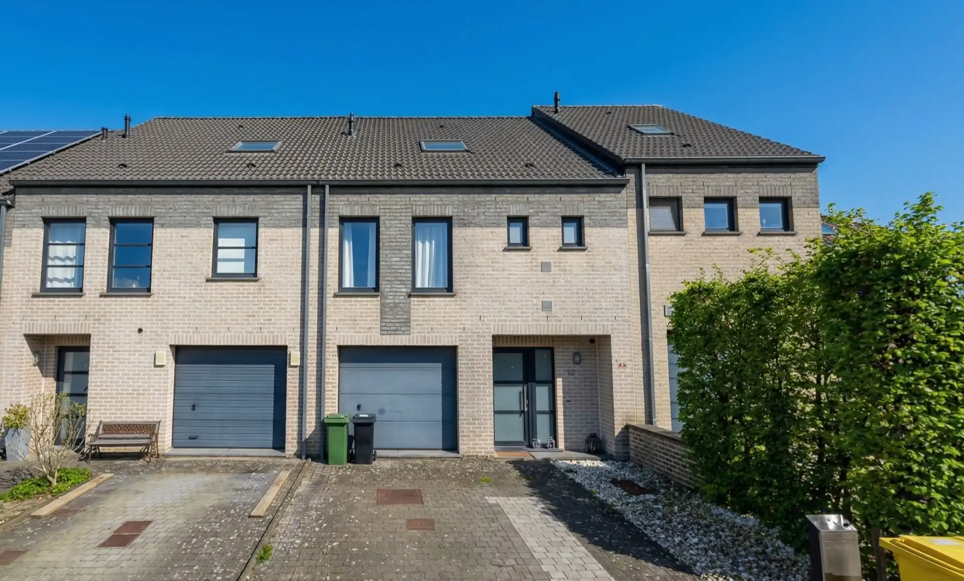 Recente woning met 4 slpks, garage en tuin. foto {{pictureIndex}}