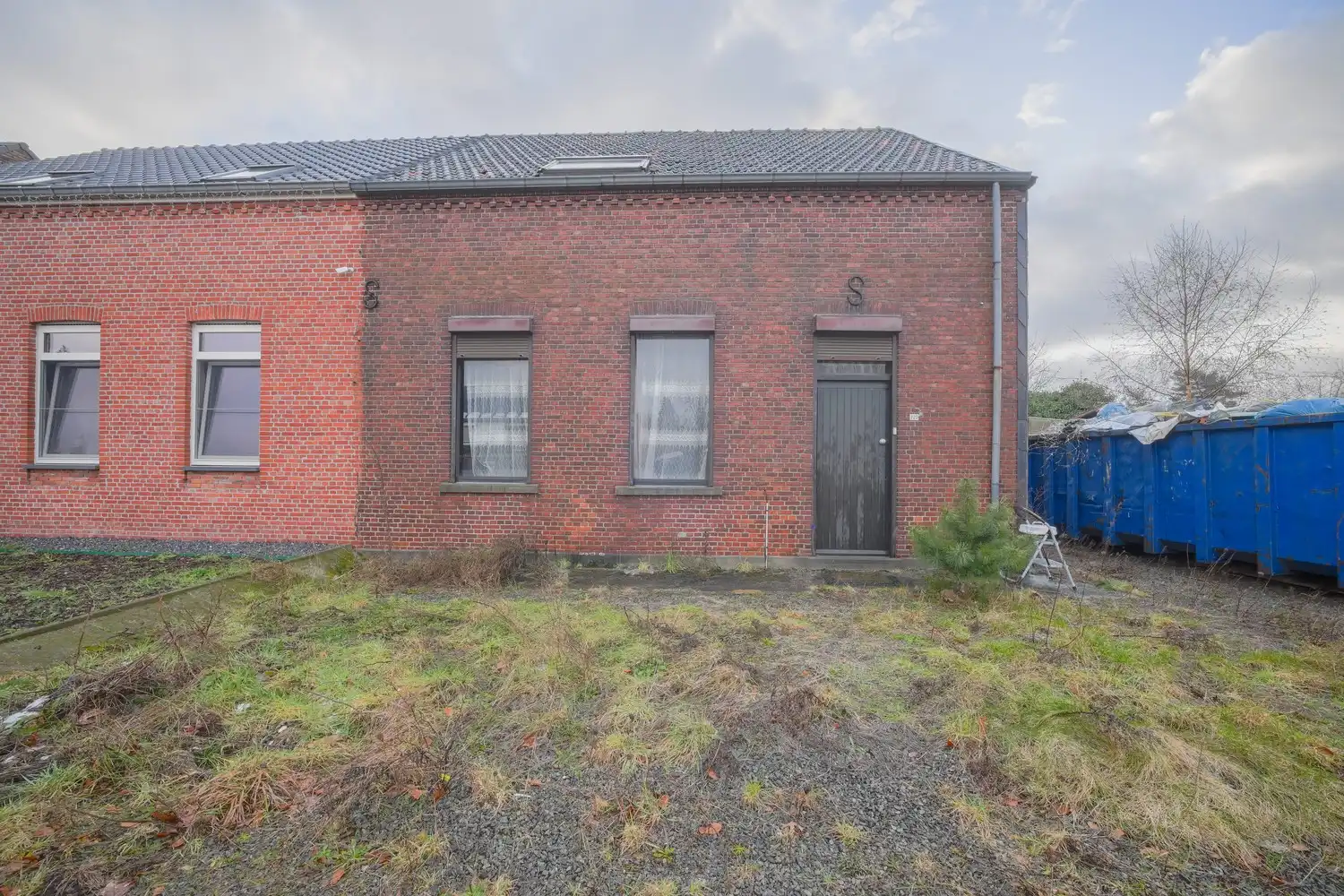 Hoofdfoto van de publicatie: Op te knappen halfopen woning in Lommel