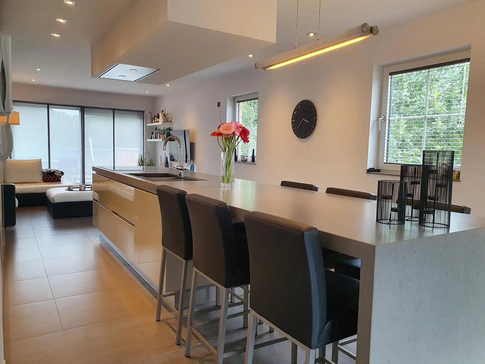 Appartement met 2 slaapkamers, ruim terras en autostaanplaats te OLV Olen ! foto 5