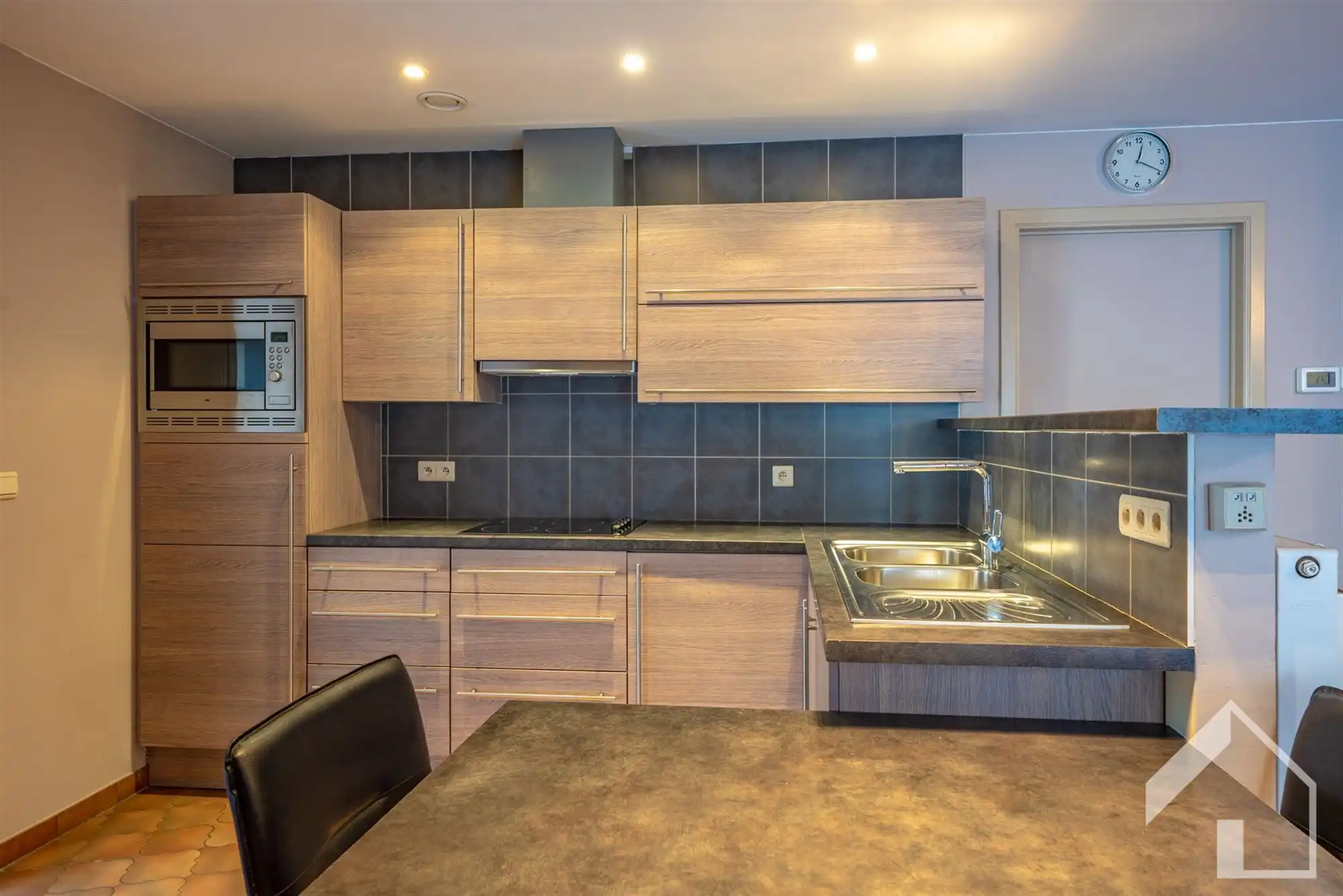 Ruim gelijkvloers appartement met garage en oprit foto 9