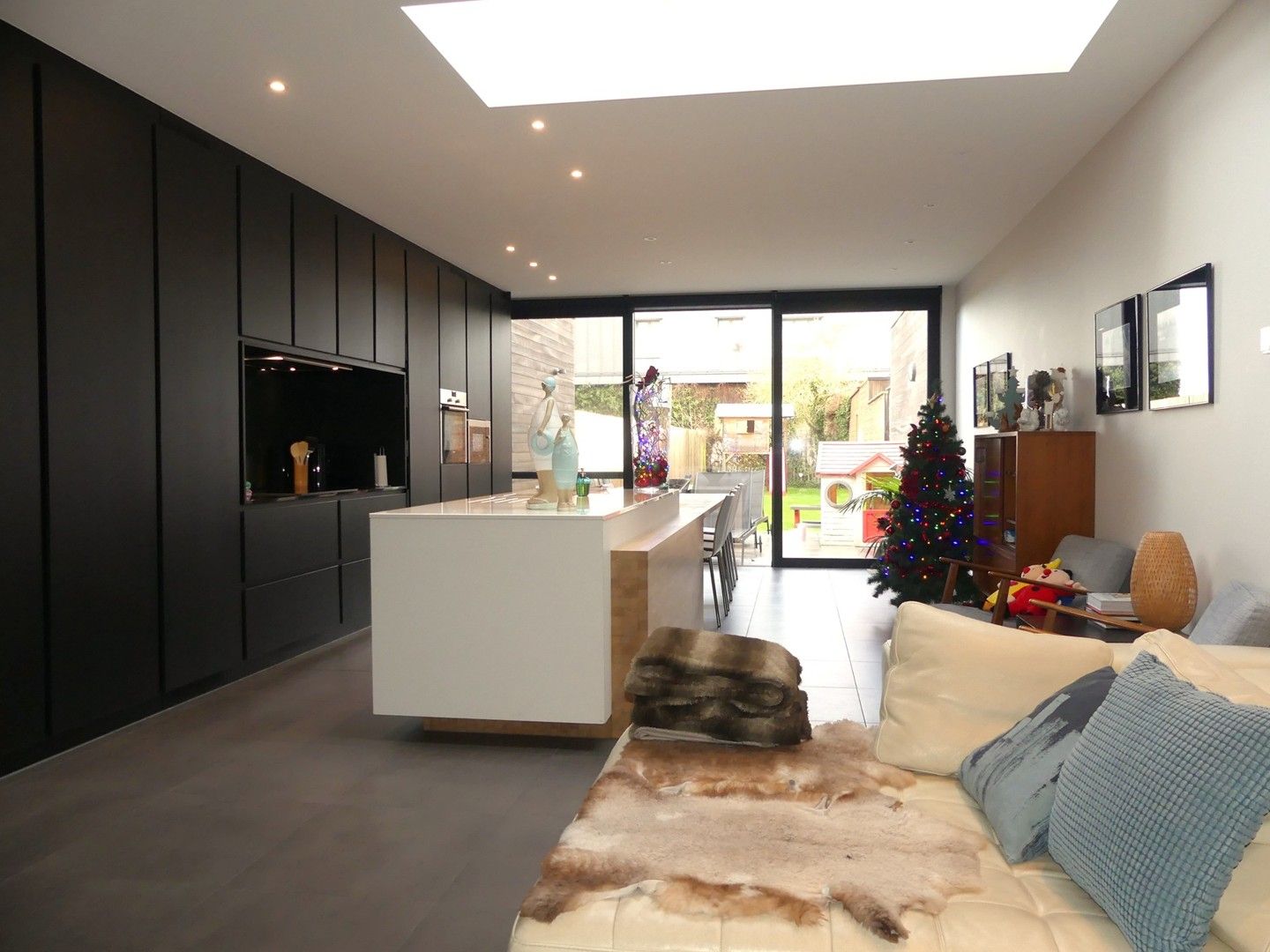 Modern ingerichte en ruime woning met garage en tuin foto 2