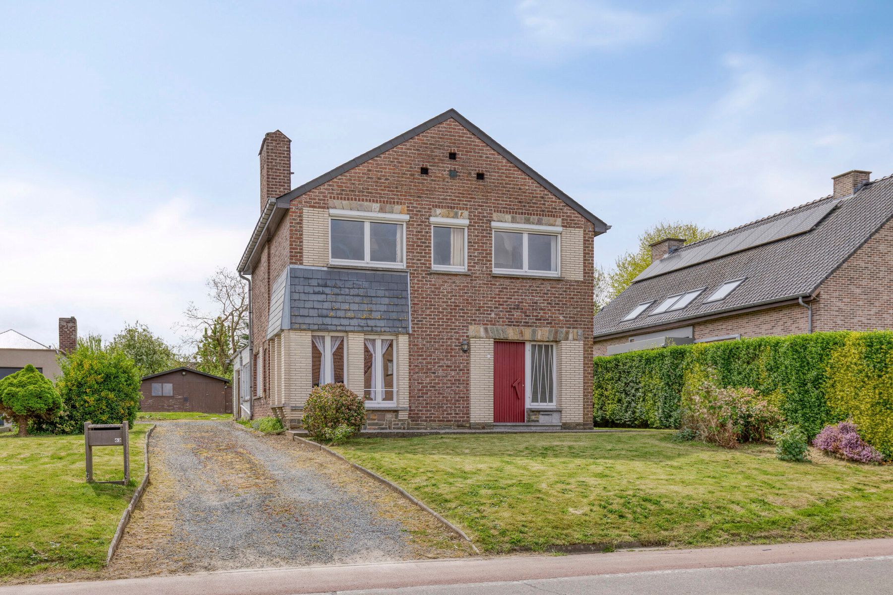 Goed gelegen villa met 3 slaapkamers, garage en tuin foto {{pictureIndex}}