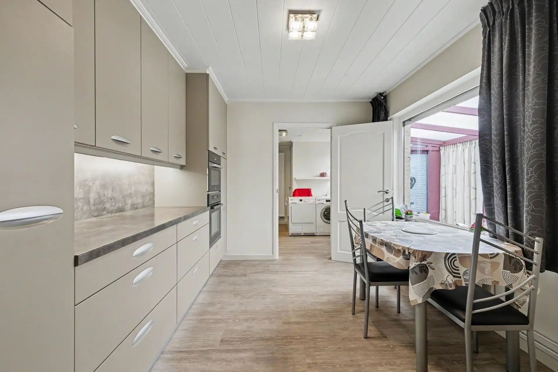 Goed gelegen halfopen bebouwing met ruime oprit, 3 slaapkamers en tuin foto 6