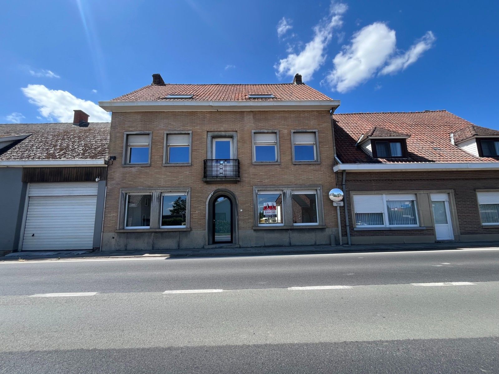 Te Huur: Karaktervolle, gerenoveerde woning met 6 slaapkamers in Kruisem foto {{pictureIndex}}