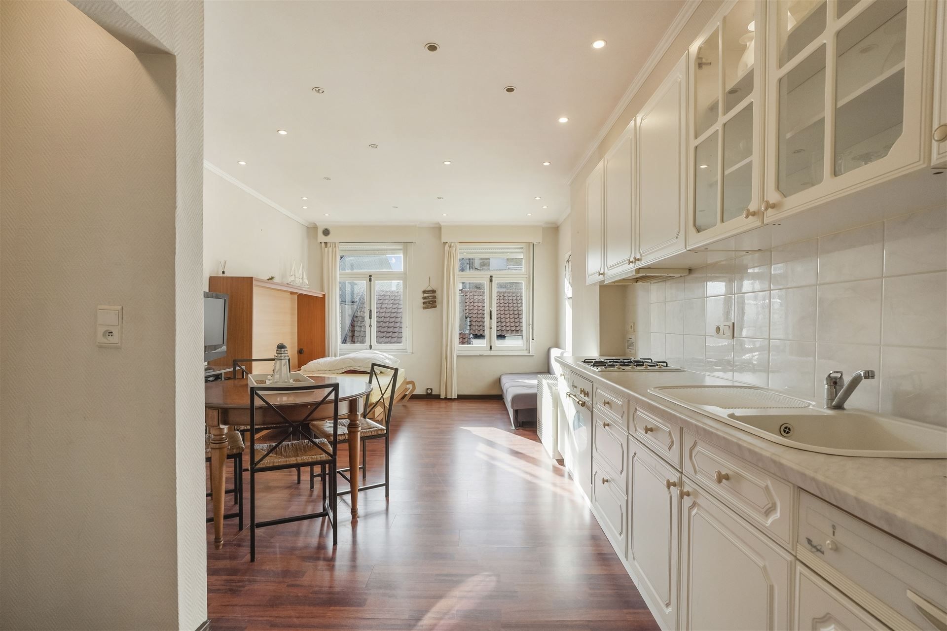 ZONNIG / VLAK AAN ZEEDIJK foto 3