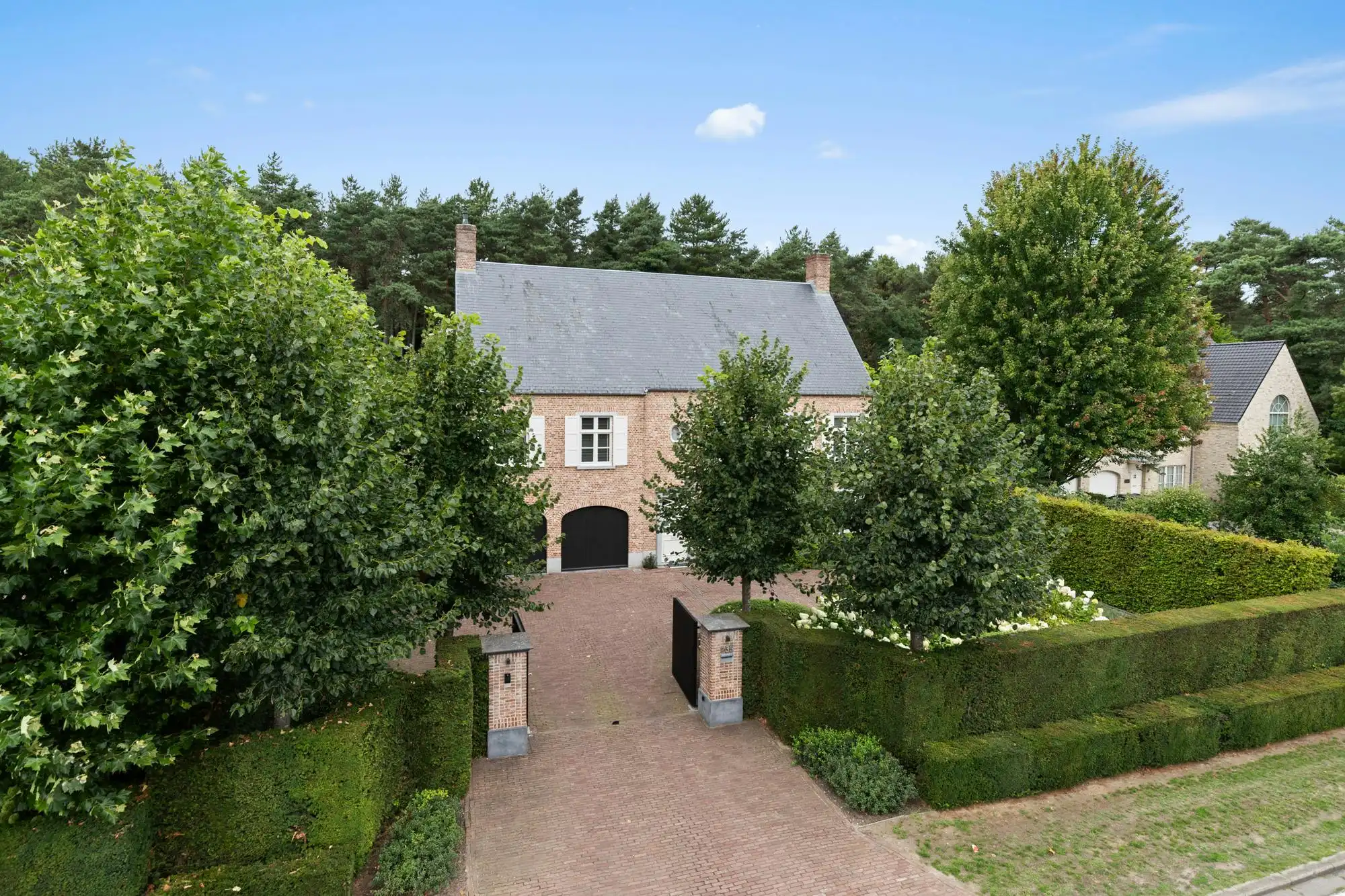 luxueuze villa op perceel van 2000m² te koop in Herentals foto {{pictureIndex}}