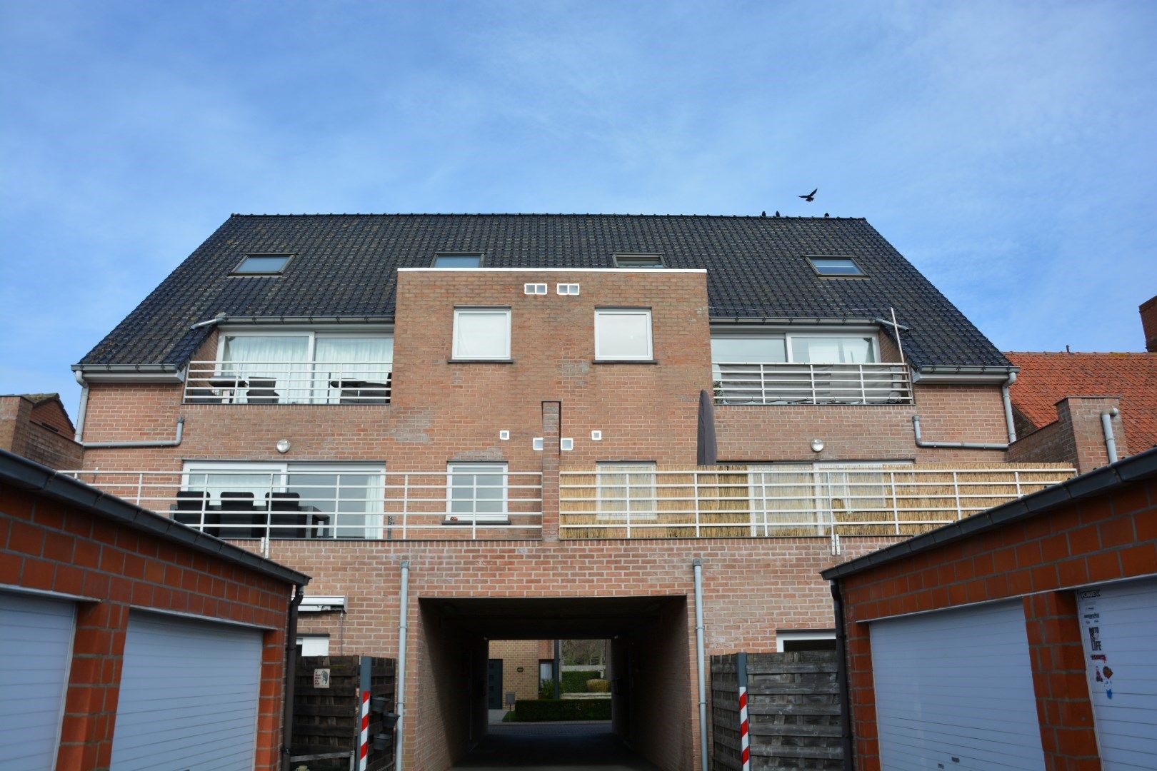 Opbrengsteigendom met 3 appartementen en 3 garageboxen. Ideale investering! foto {{pictureIndex}}