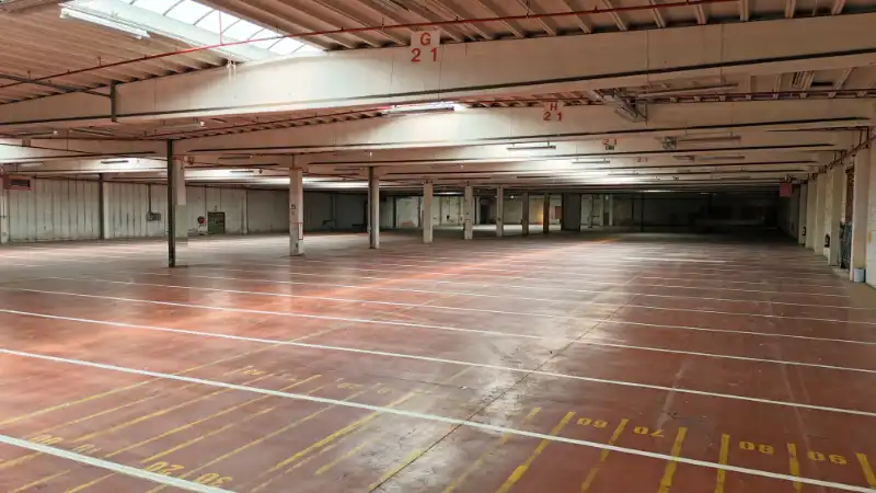 Magazijn met kantoren te huur foto 7